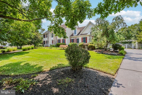Homes For Sale - 4 Goldfinch Court<br/> PLAINSBORO, NJ 08536