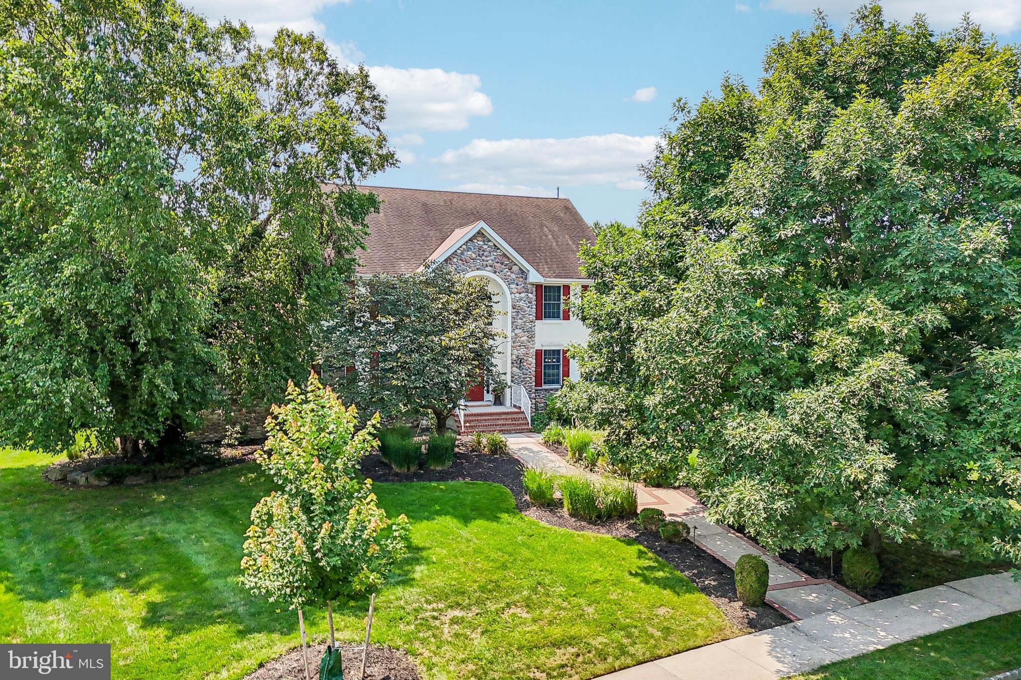4 GOLDFINCH COURT