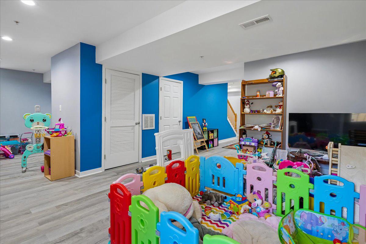 CLEMENTS POINTE - Residential