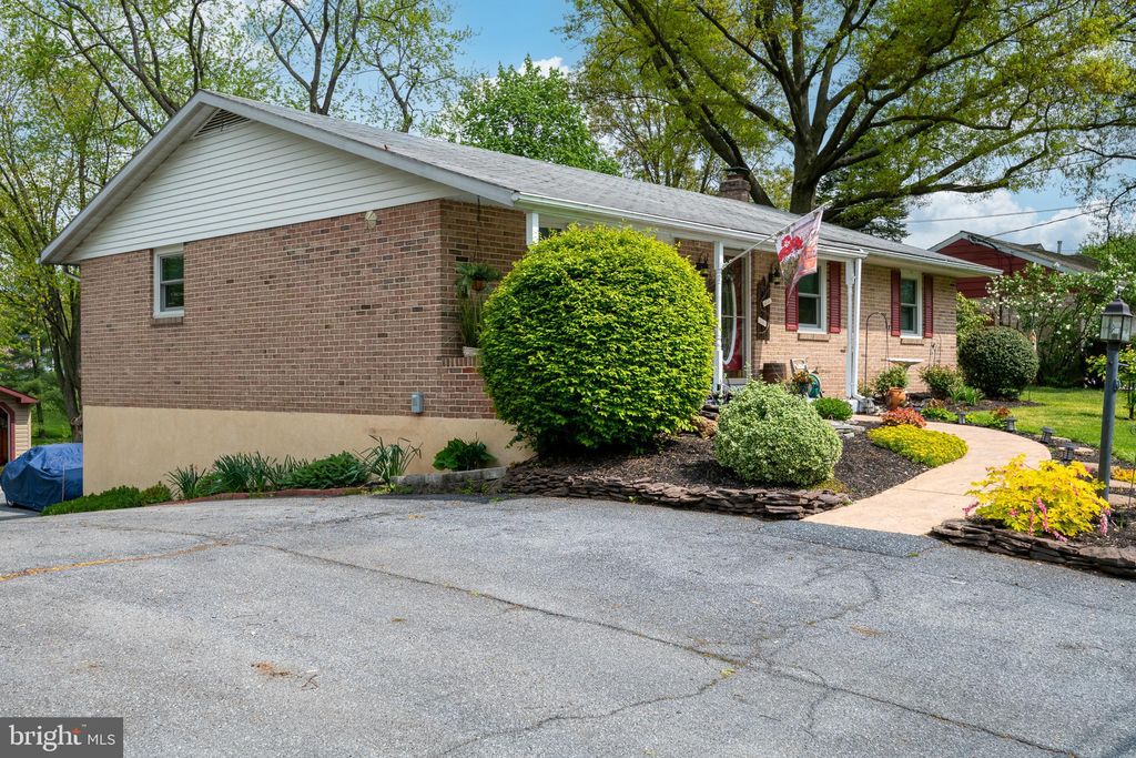 Photo of 535 MULBERRY ST, ELIZABETHTOWN, PA 17022 (MLS # PALA2034118)