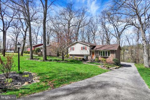 Photo of 319 Holyoke Drive, YORK, PA 17402 (MLS # PAYK2100908)