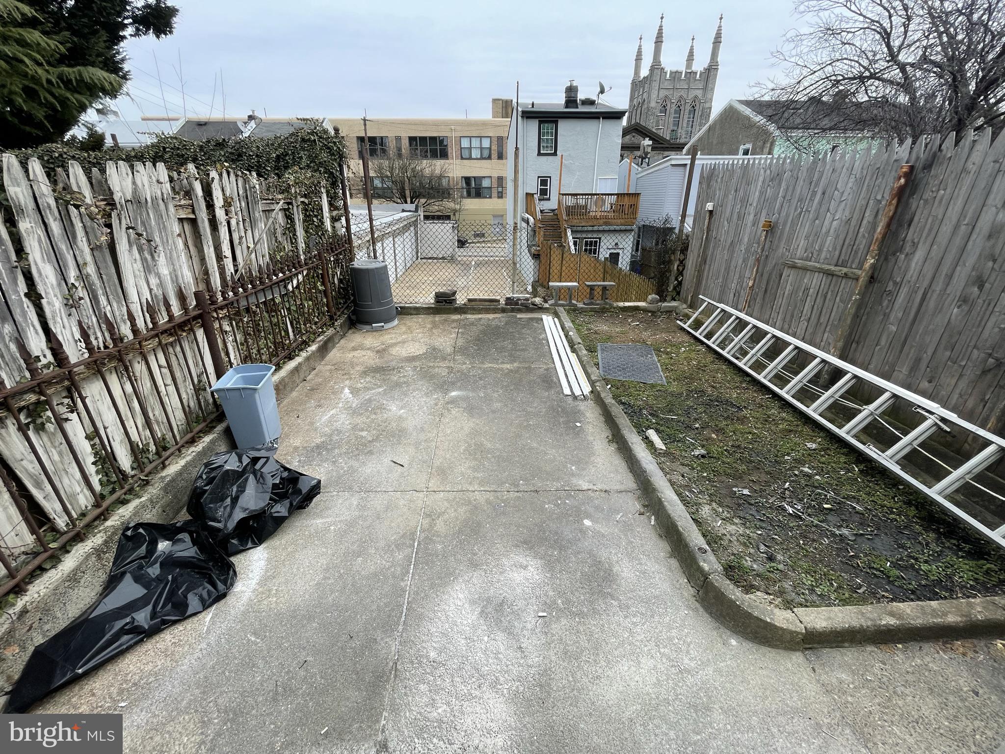 EAST FALLS - Residential Lease