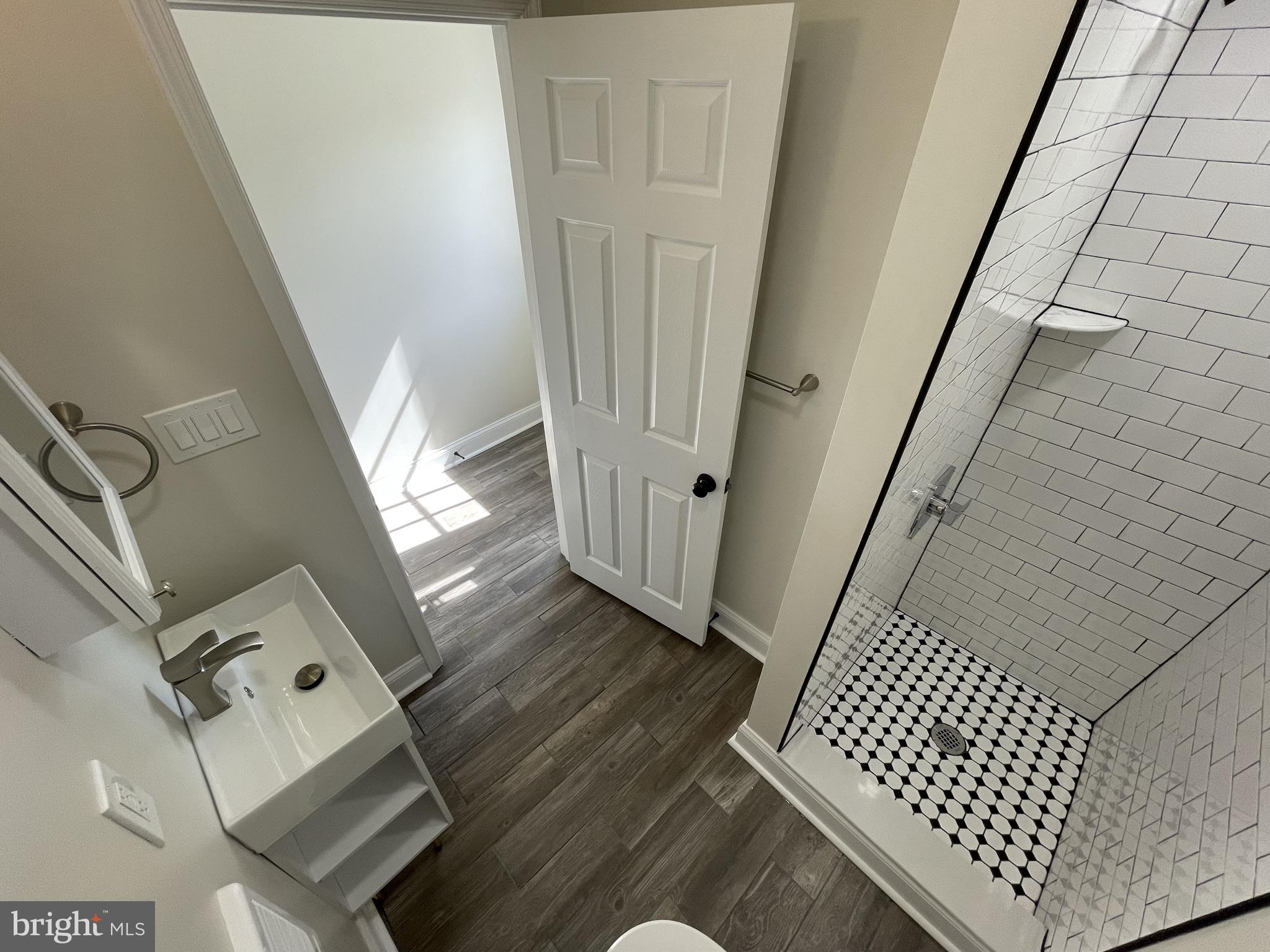 EAST FALLS - Residential Lease