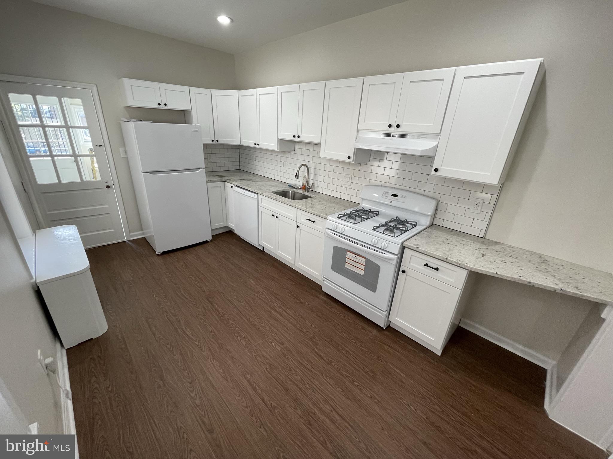 EAST FALLS - Residential Lease