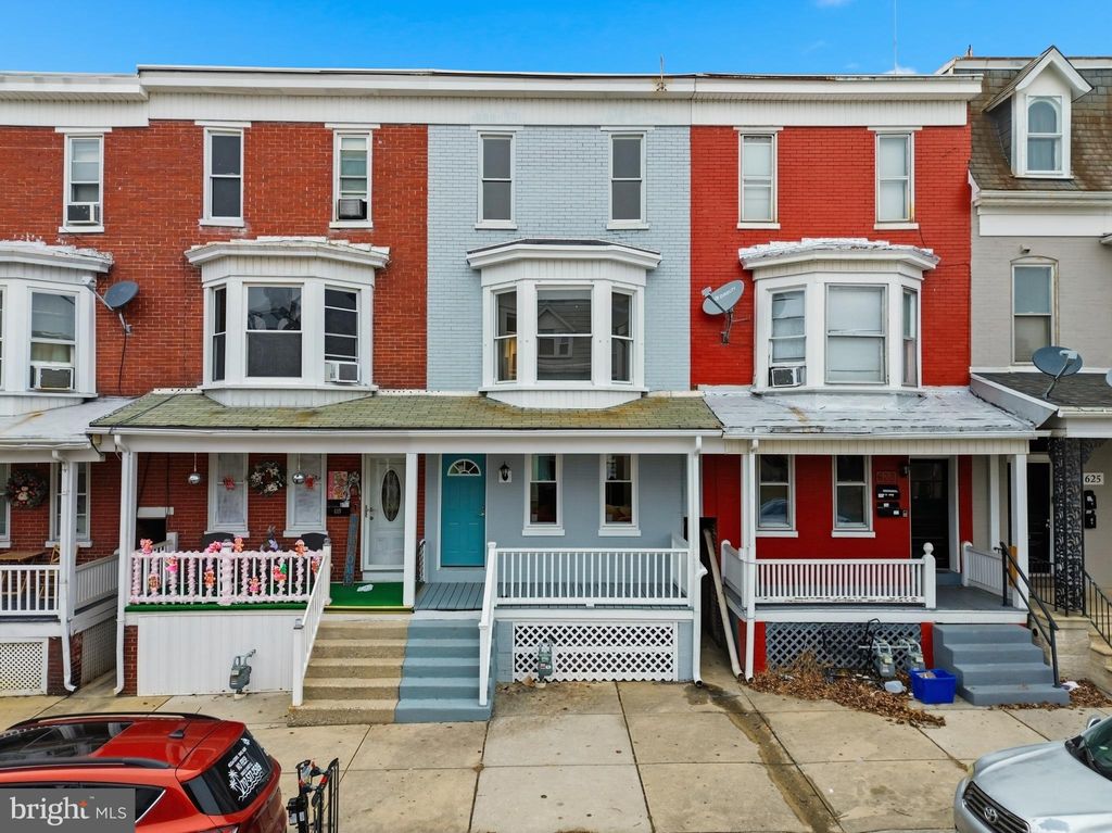 Photo of 621 Wallace Street, YORK, PA 17403 (MLS # PAYK2095352)