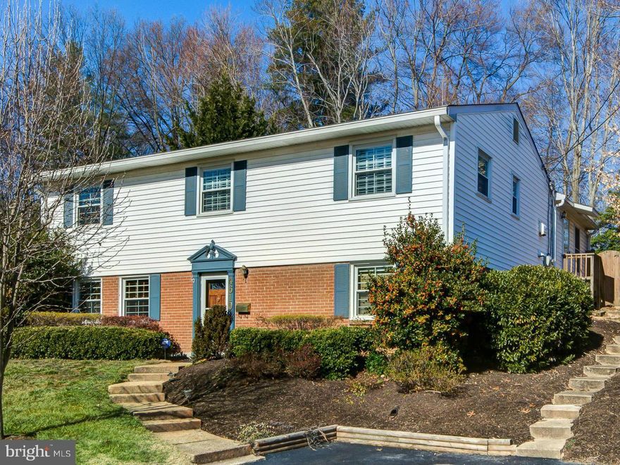 Gorgeous home with loads of stylish space and comfortable living.  Entry level offers sunny large rec room, bedroom, lovely full bath and huge laundry/utility room.  Main level is perfect for entertaining w/gourmet kitchen/ family room, living/dining area/updated bath and encl porch overlooking deck, patio and lush back yard w/hot tub.  Truly a must see!