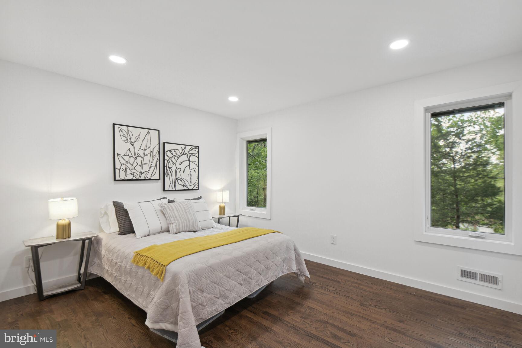 LAKE BARCROFT - Residential