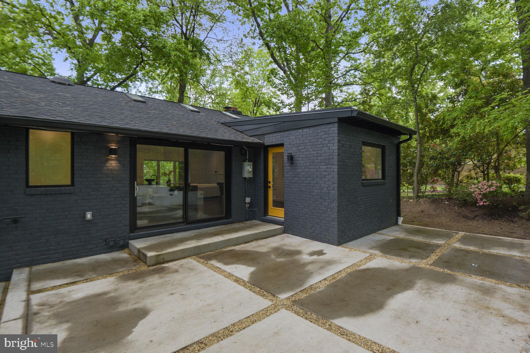 LAKE BARCROFT - Residential