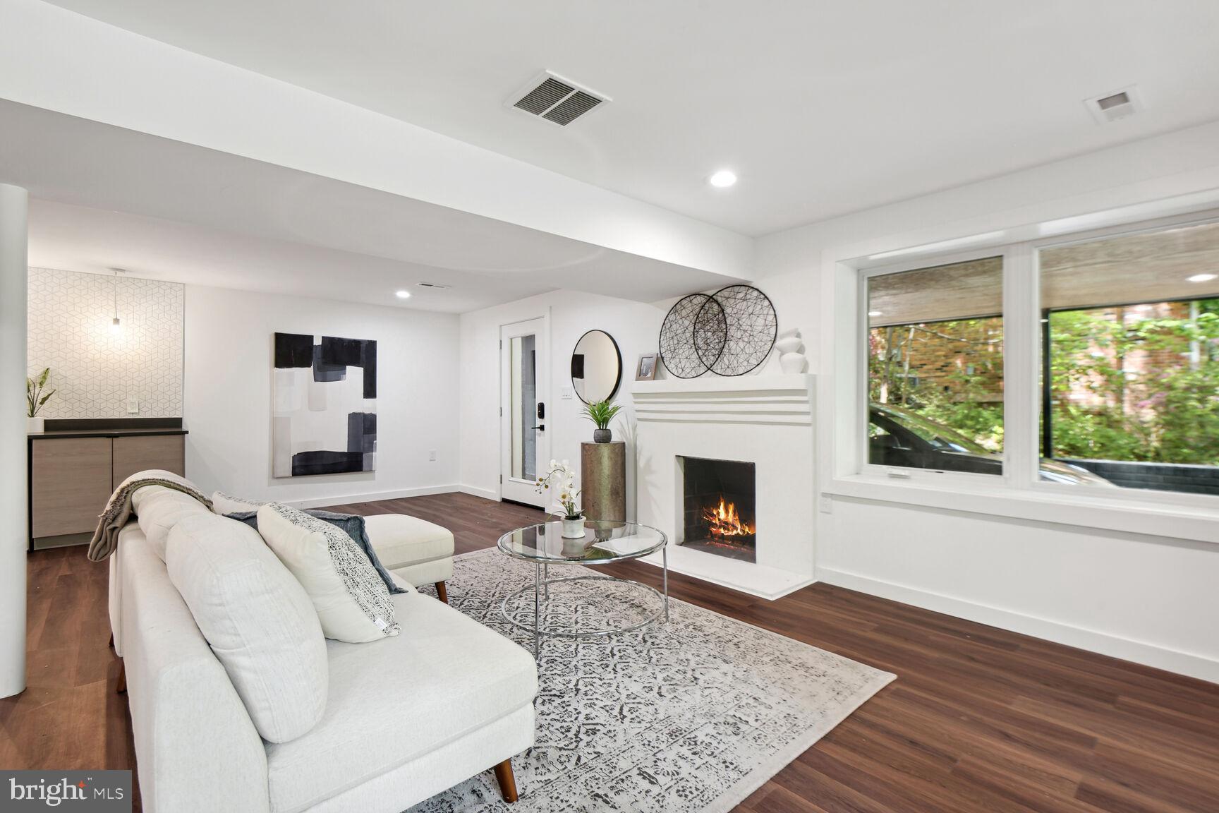 LAKE BARCROFT - Residential