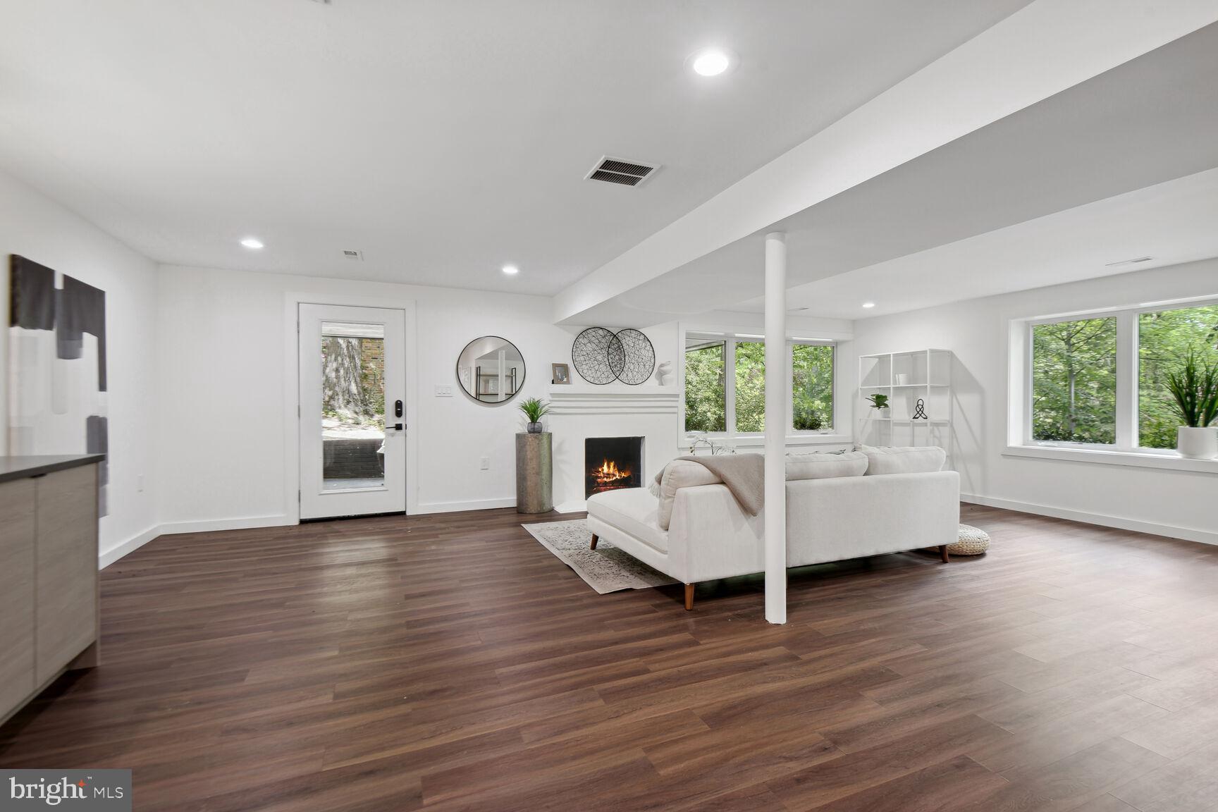 LAKE BARCROFT - Residential