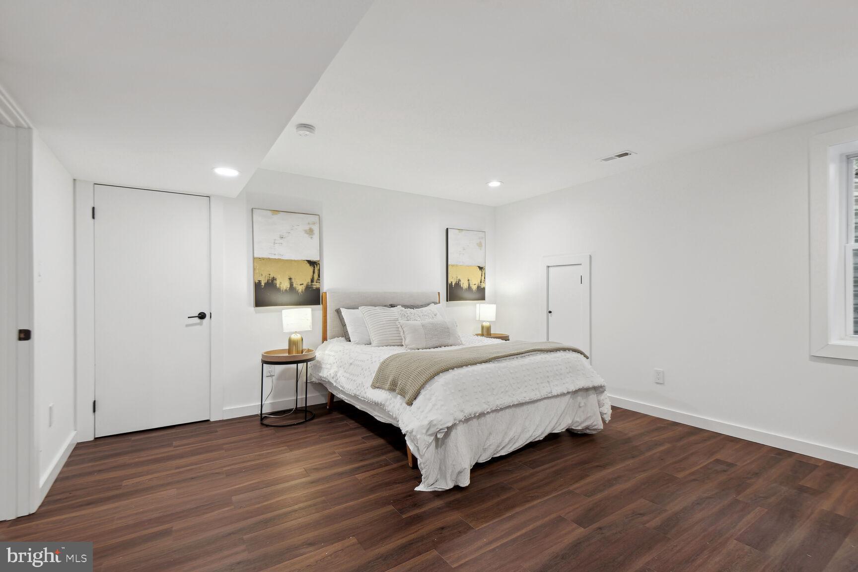 LAKE BARCROFT - Residential