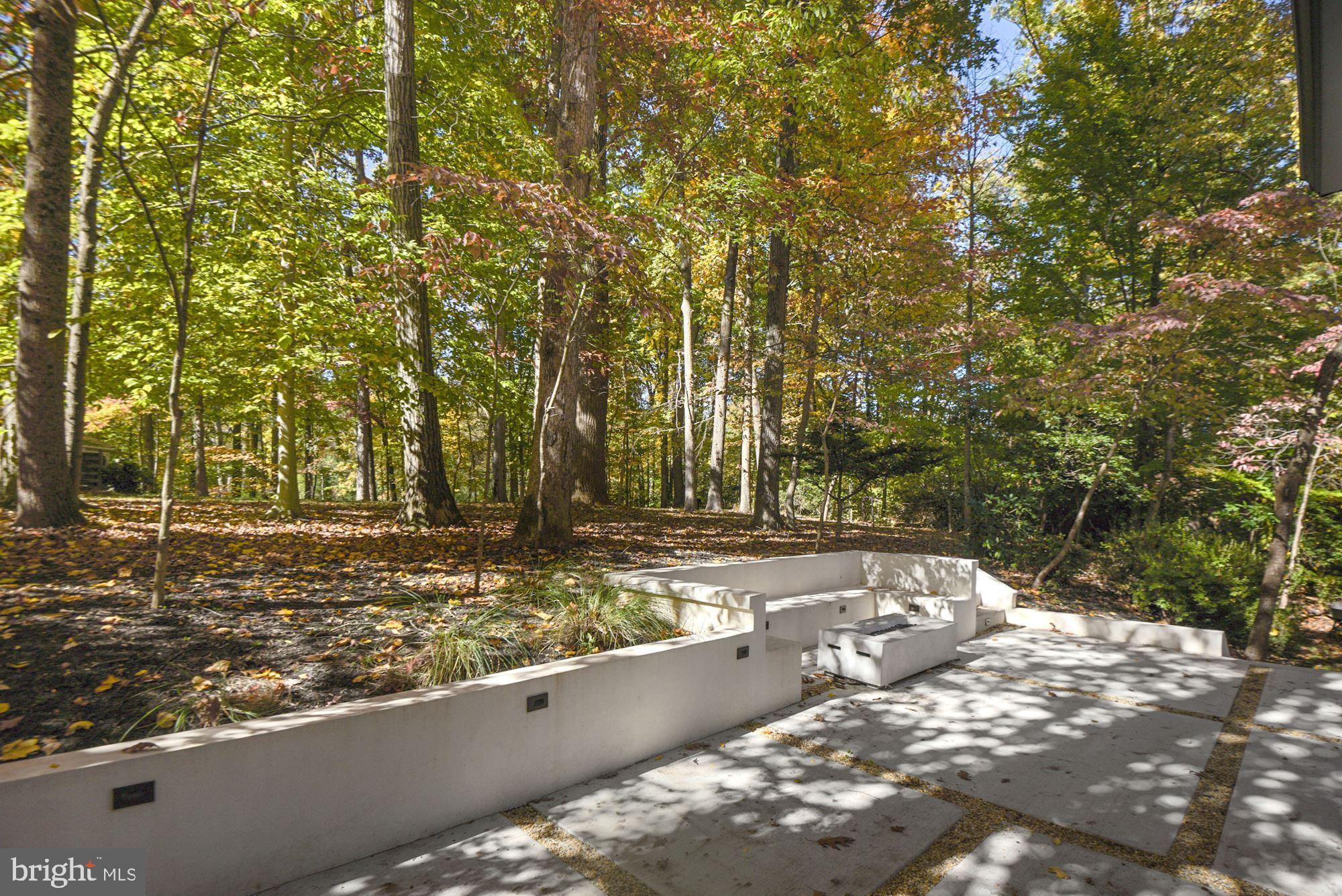 LAKE BARCROFT - Residential