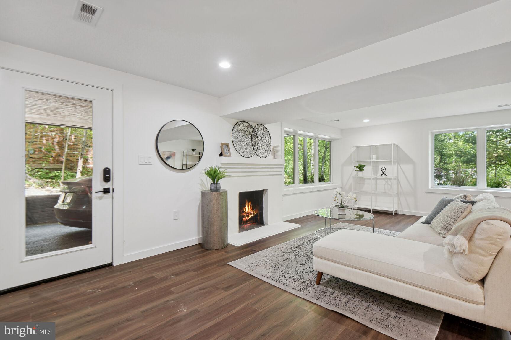 LAKE BARCROFT - Residential