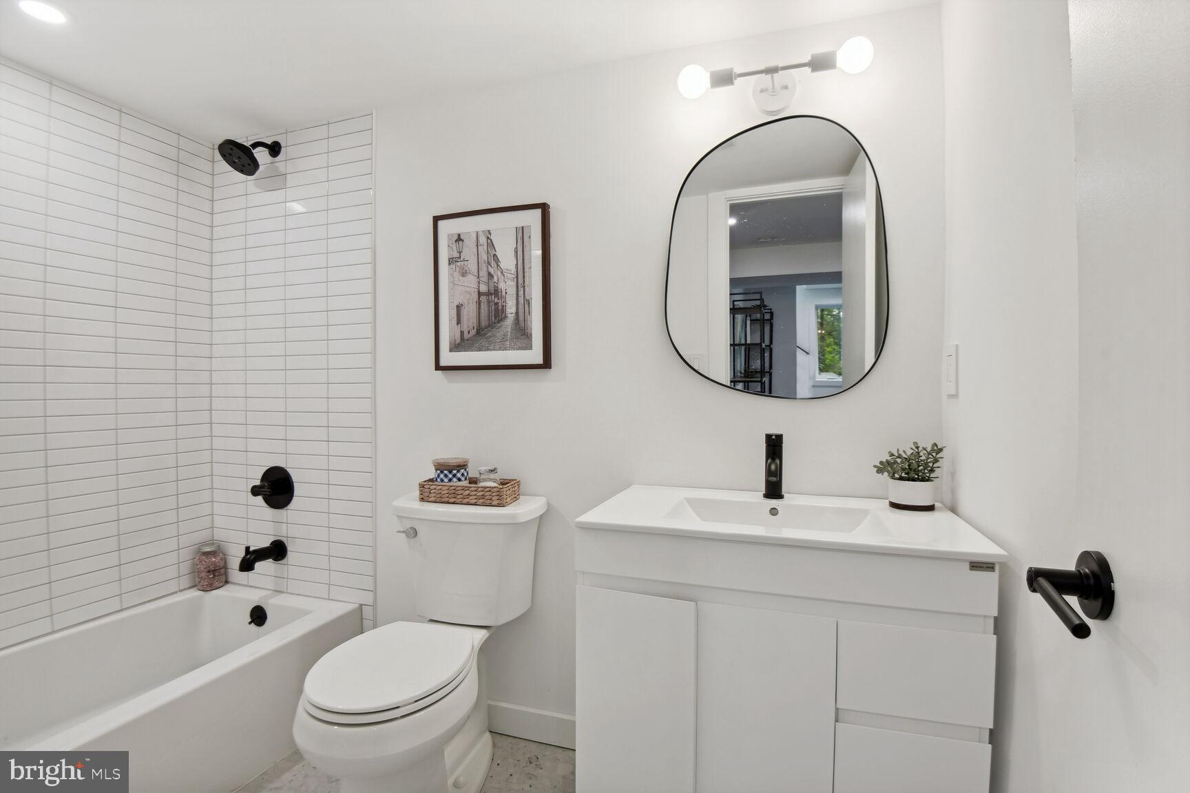 LAKE BARCROFT - Residential