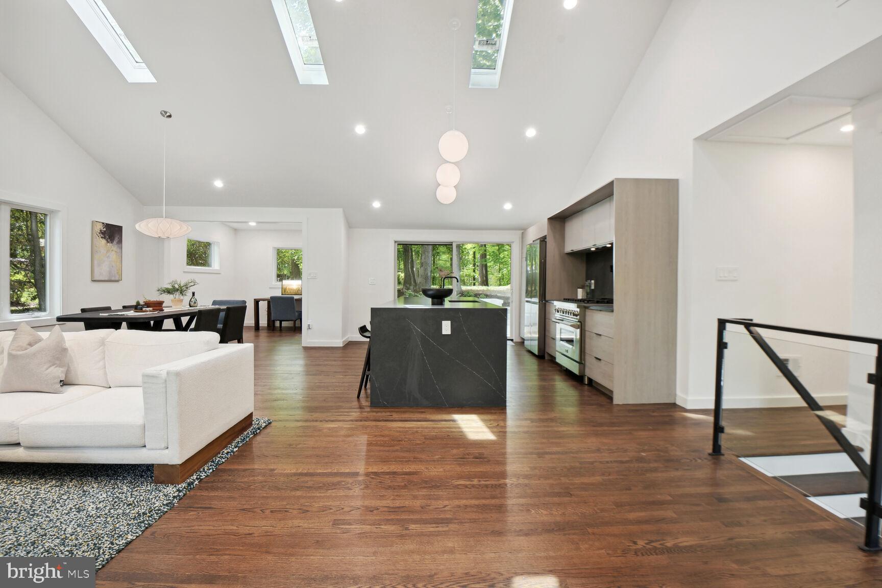 LAKE BARCROFT - Residential