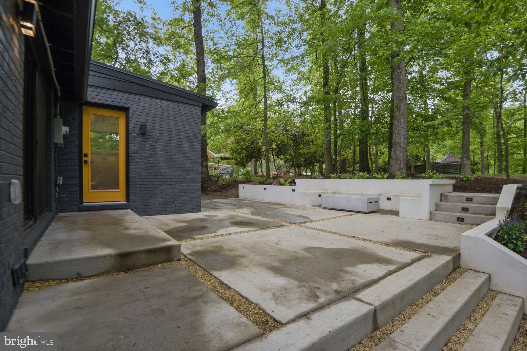 LAKE BARCROFT - Residential