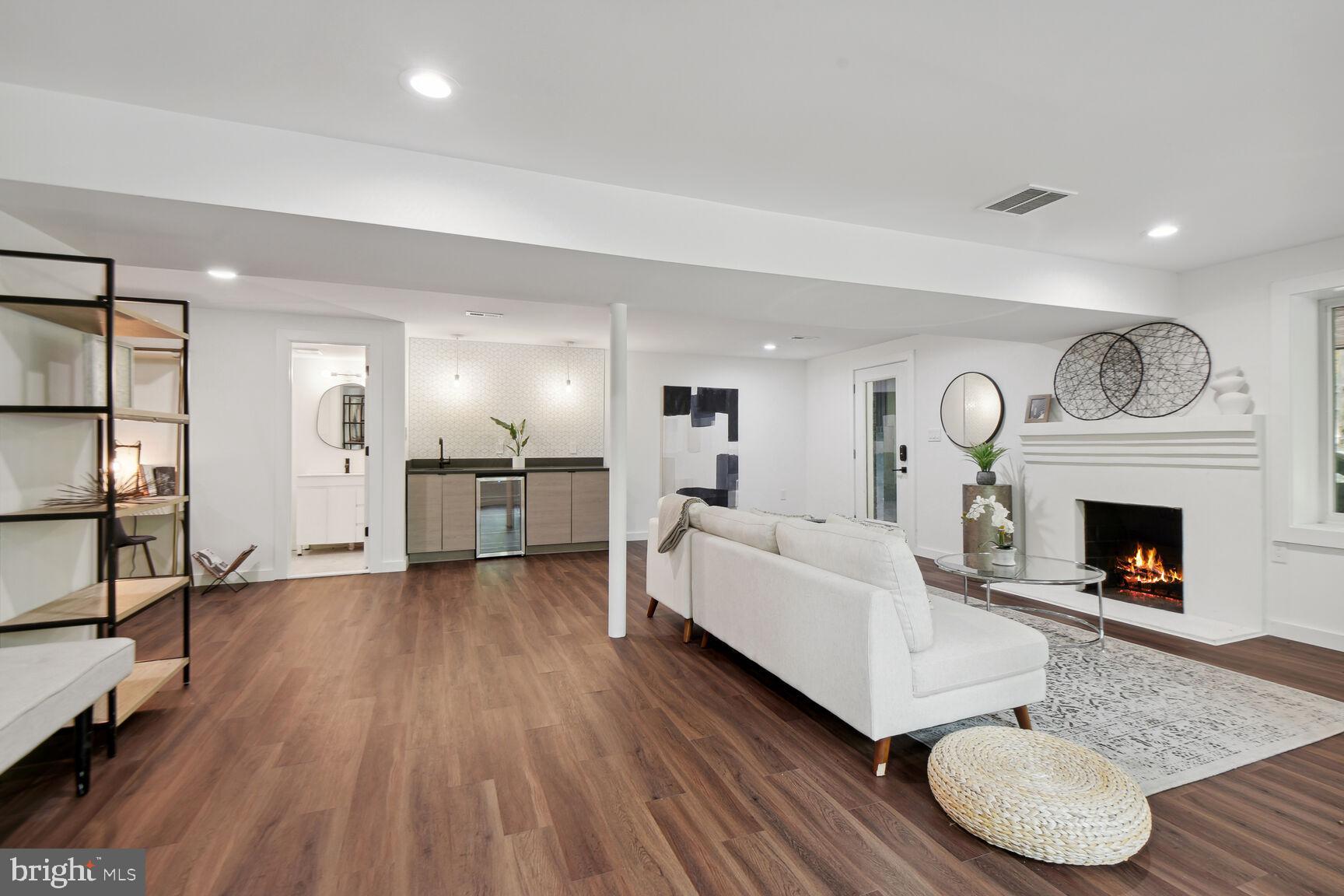 LAKE BARCROFT - Residential