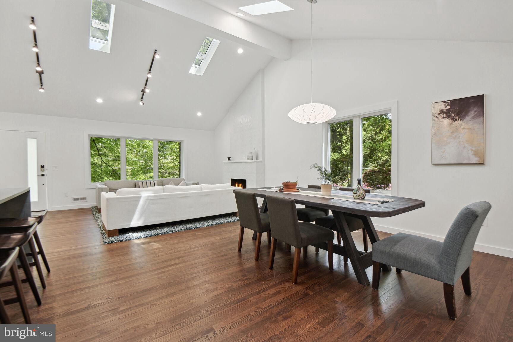 LAKE BARCROFT - Residential