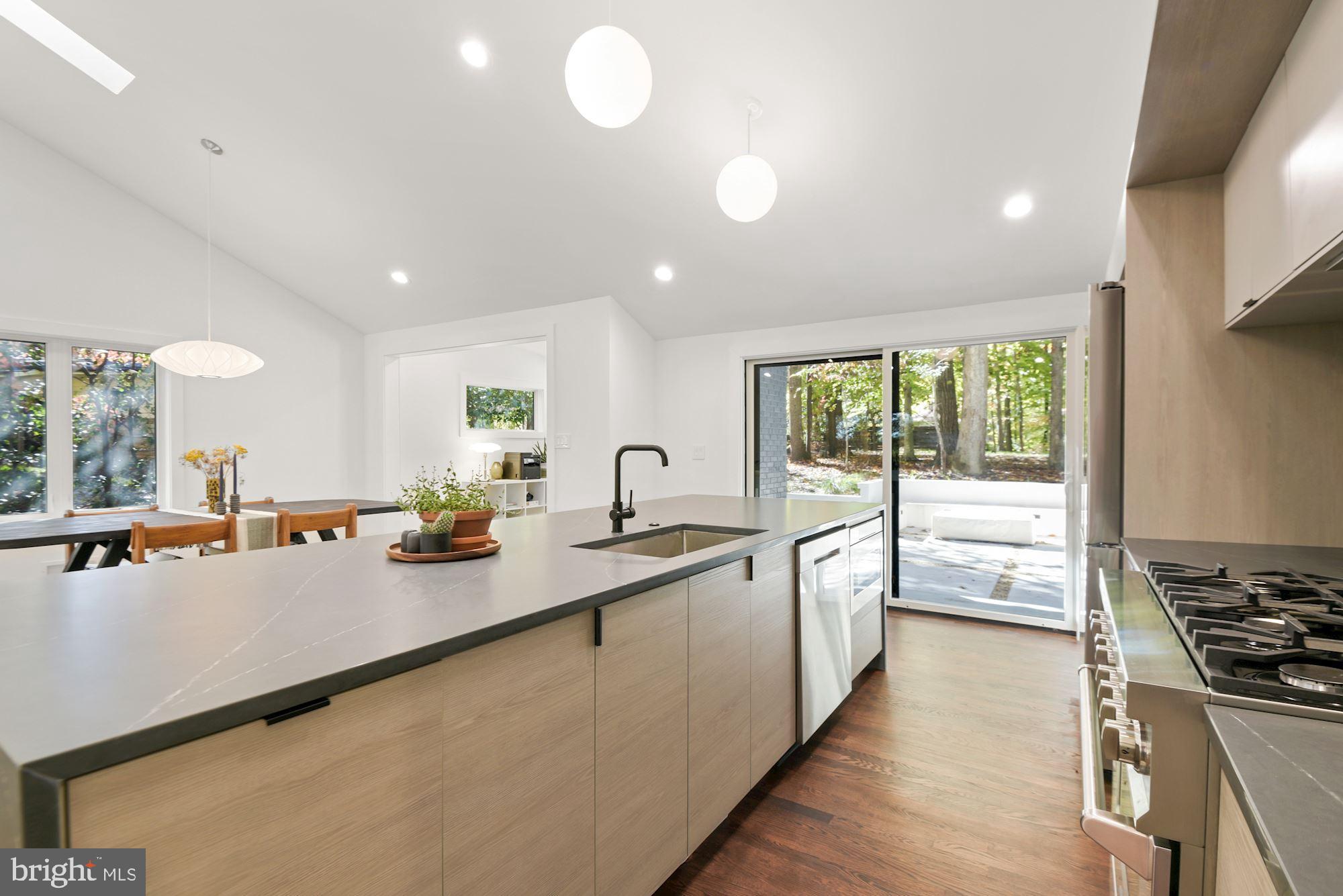 LAKE BARCROFT - Residential