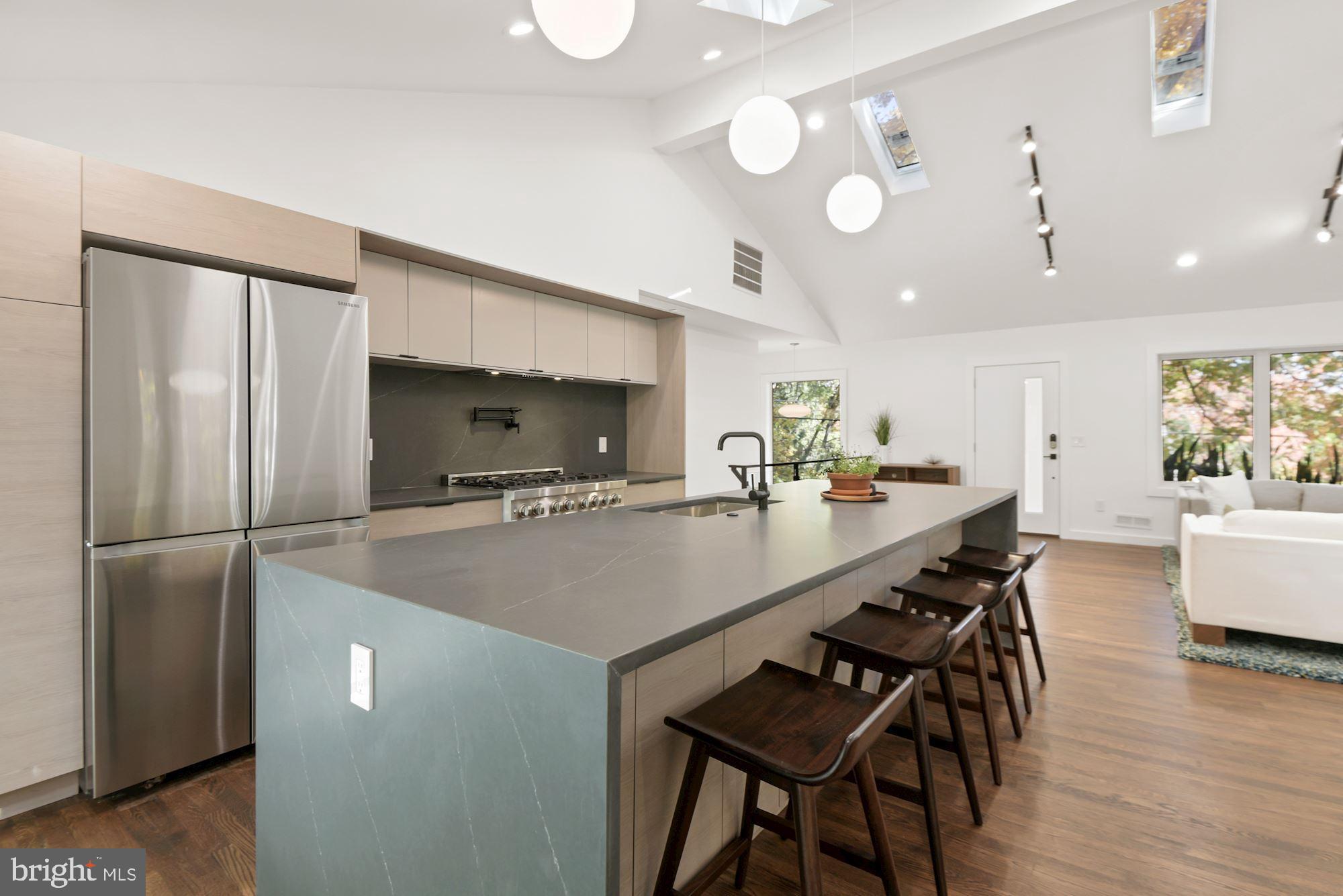 LAKE BARCROFT - Residential