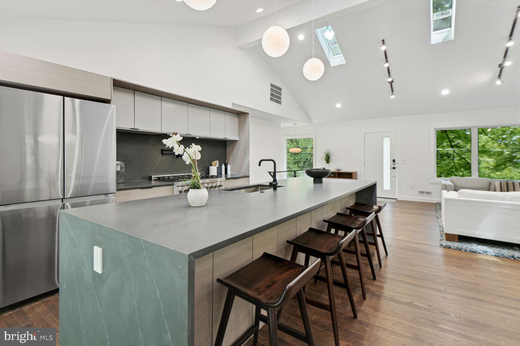 LAKE BARCROFT - Residential