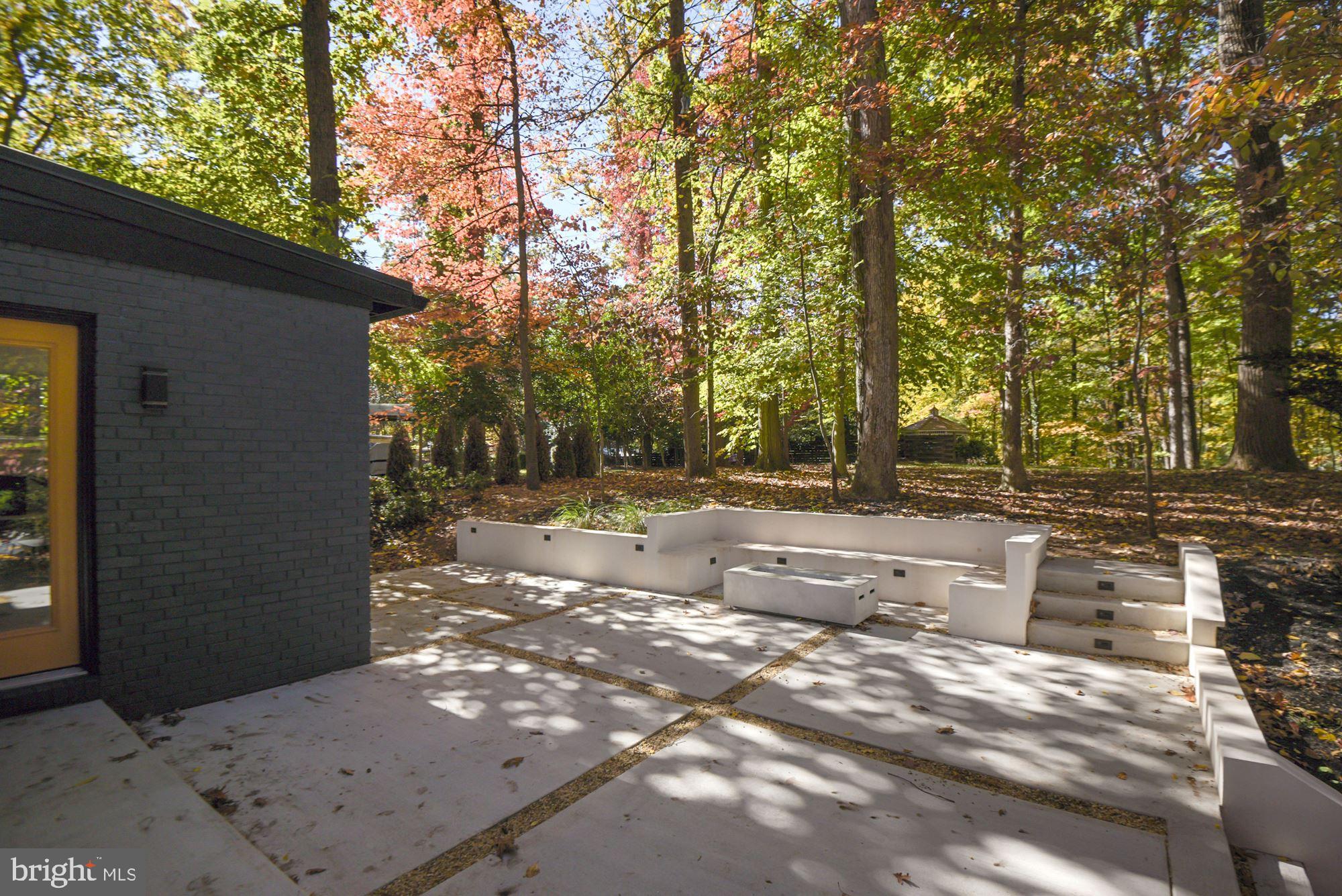 LAKE BARCROFT - Residential