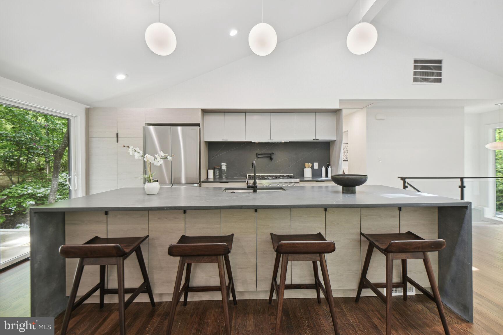 LAKE BARCROFT - Residential