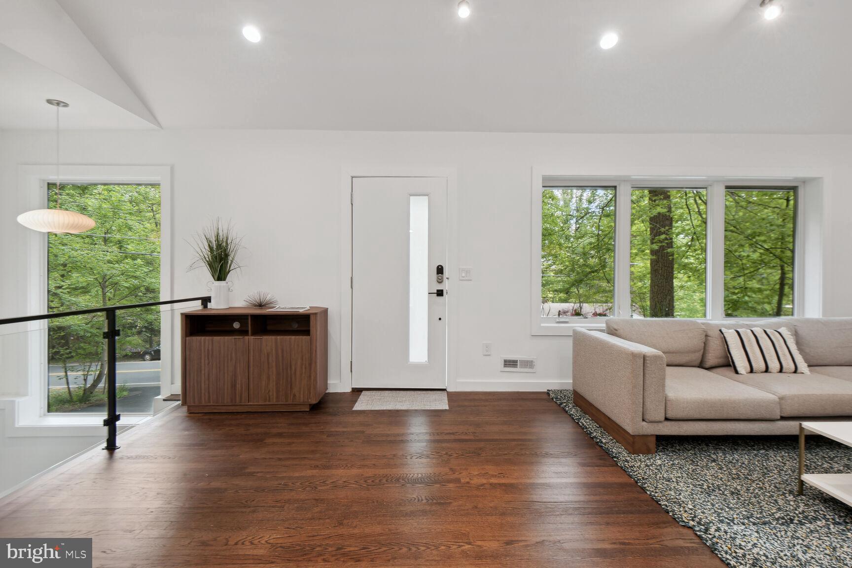 LAKE BARCROFT - Residential