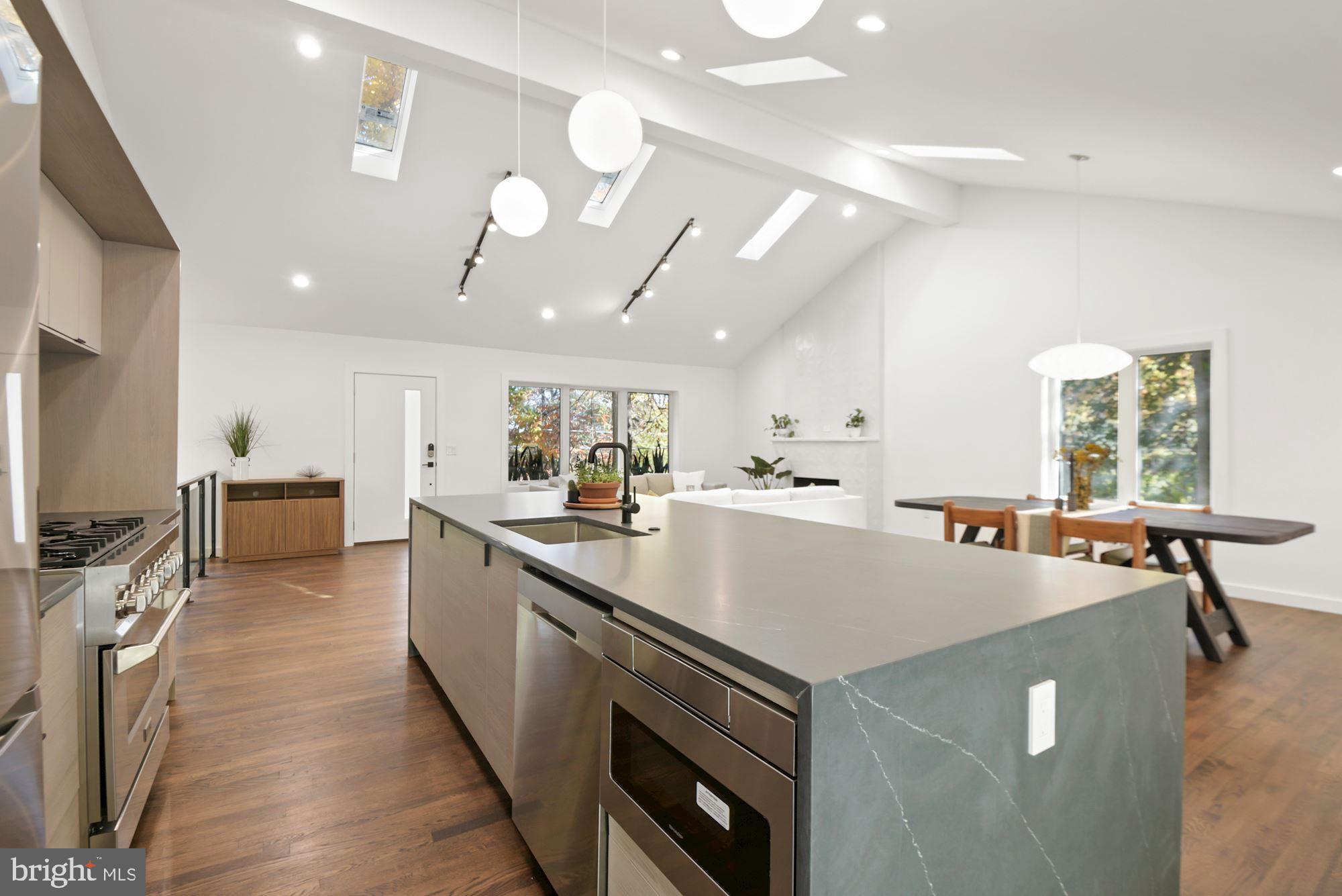 LAKE BARCROFT - Residential