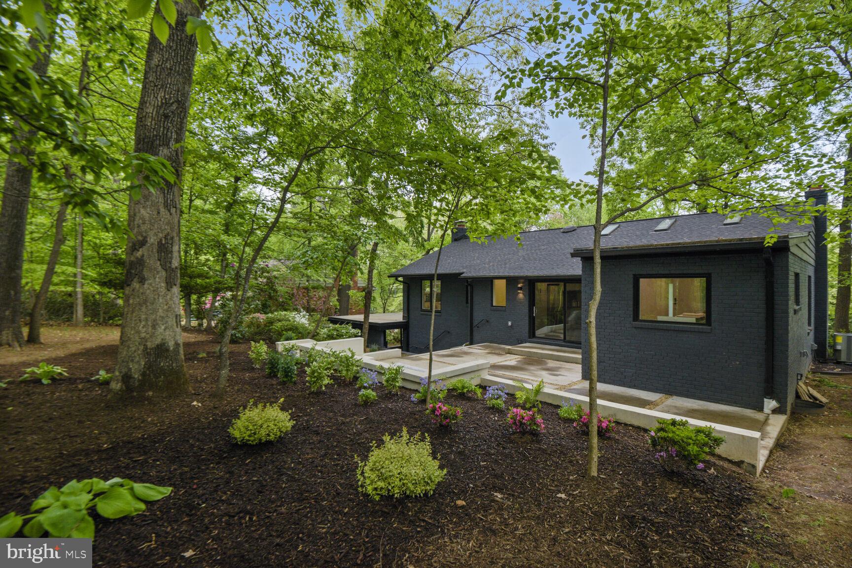 LAKE BARCROFT - Residential