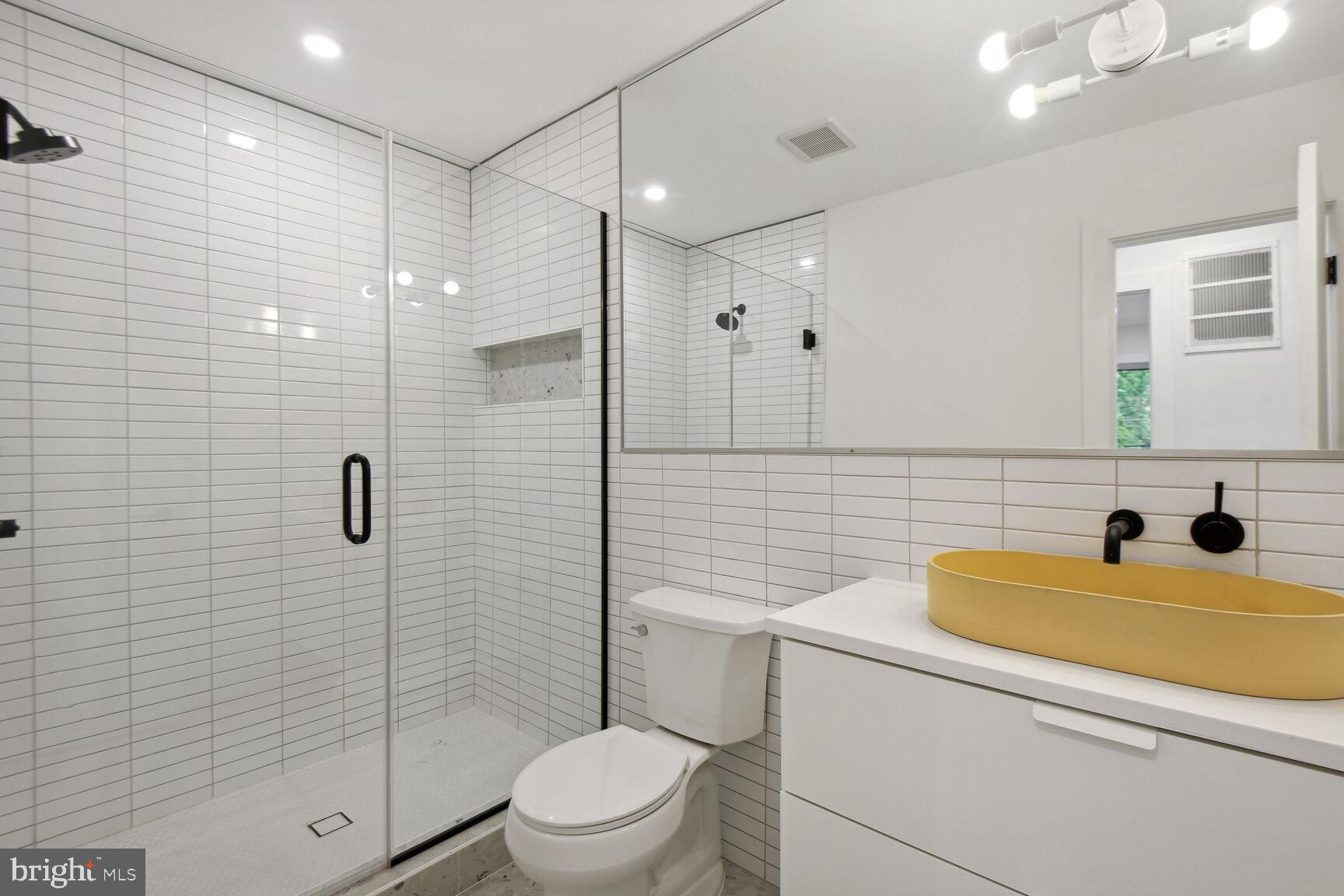 LAKE BARCROFT - Residential