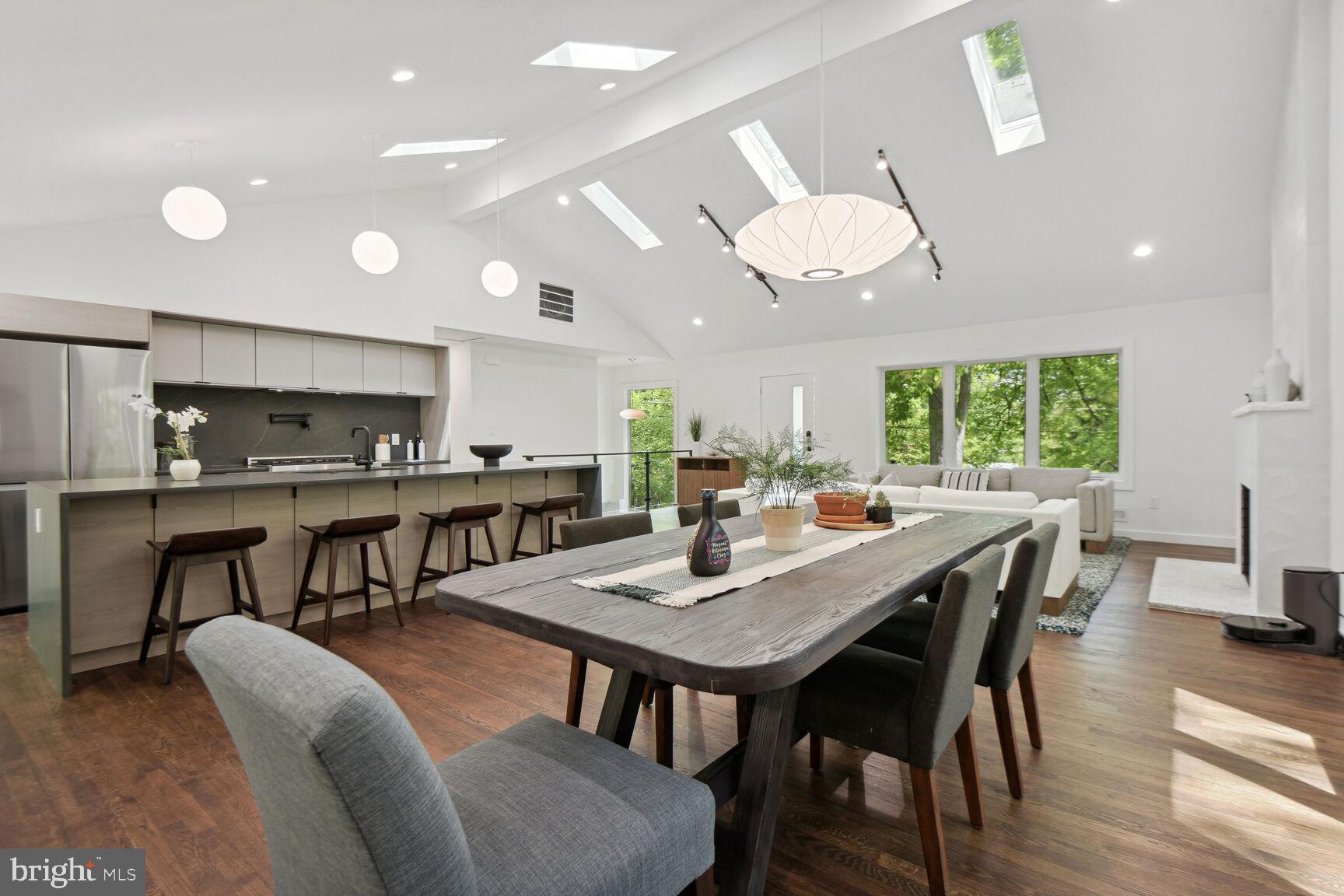 LAKE BARCROFT - Residential