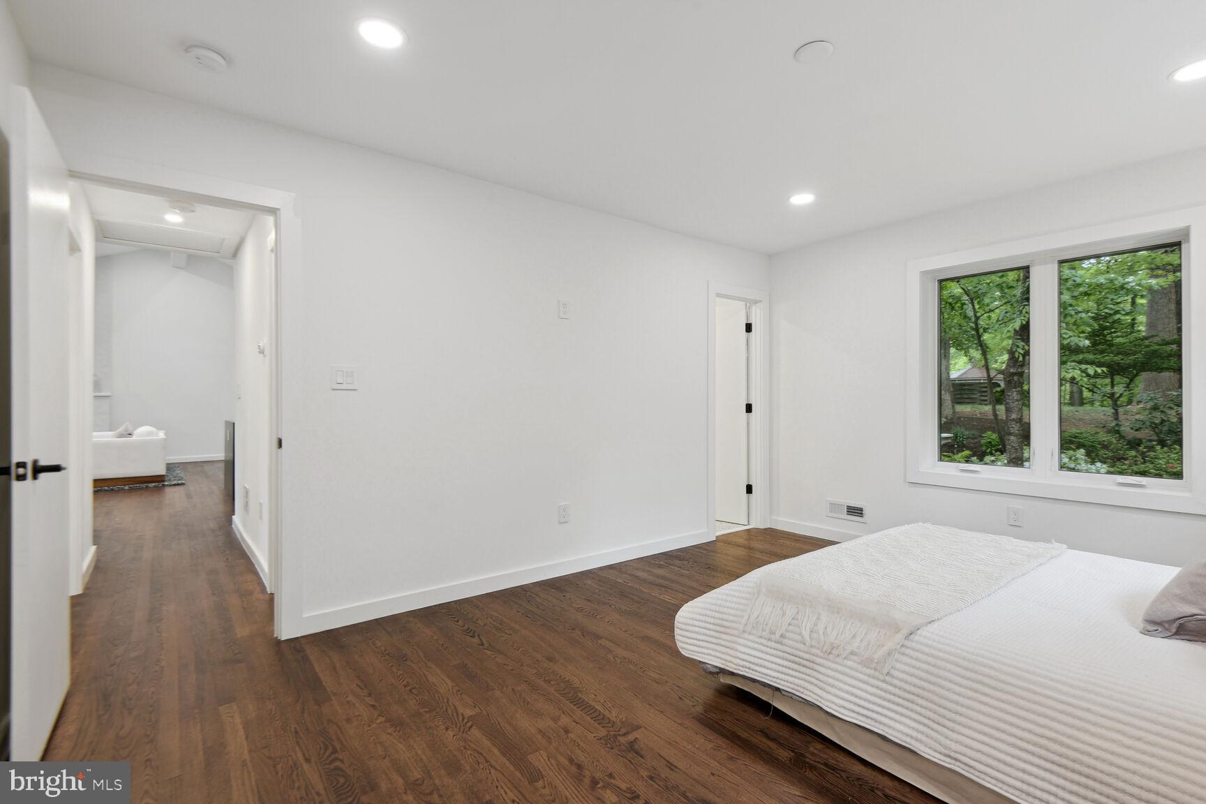 LAKE BARCROFT - Residential