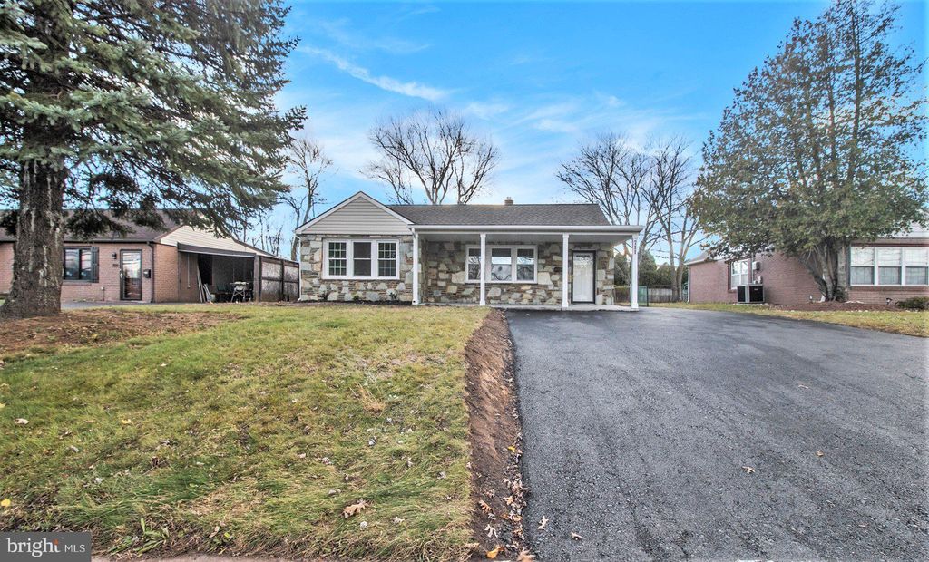 Photo of 711 W County Line Road, HATBORO, PA 19040 (MLS # PAMC2162638)