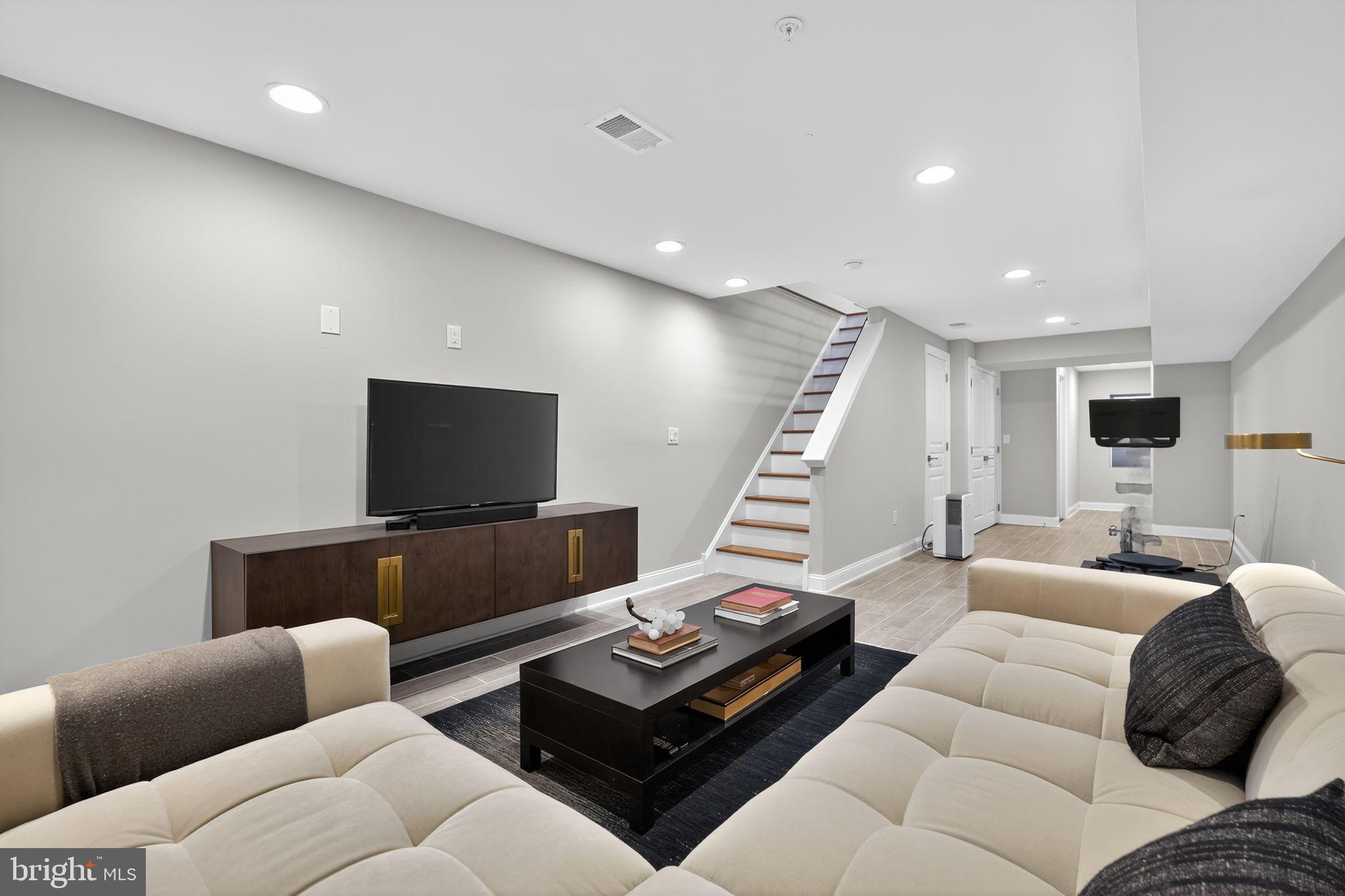 2021 DICKINSON STREET