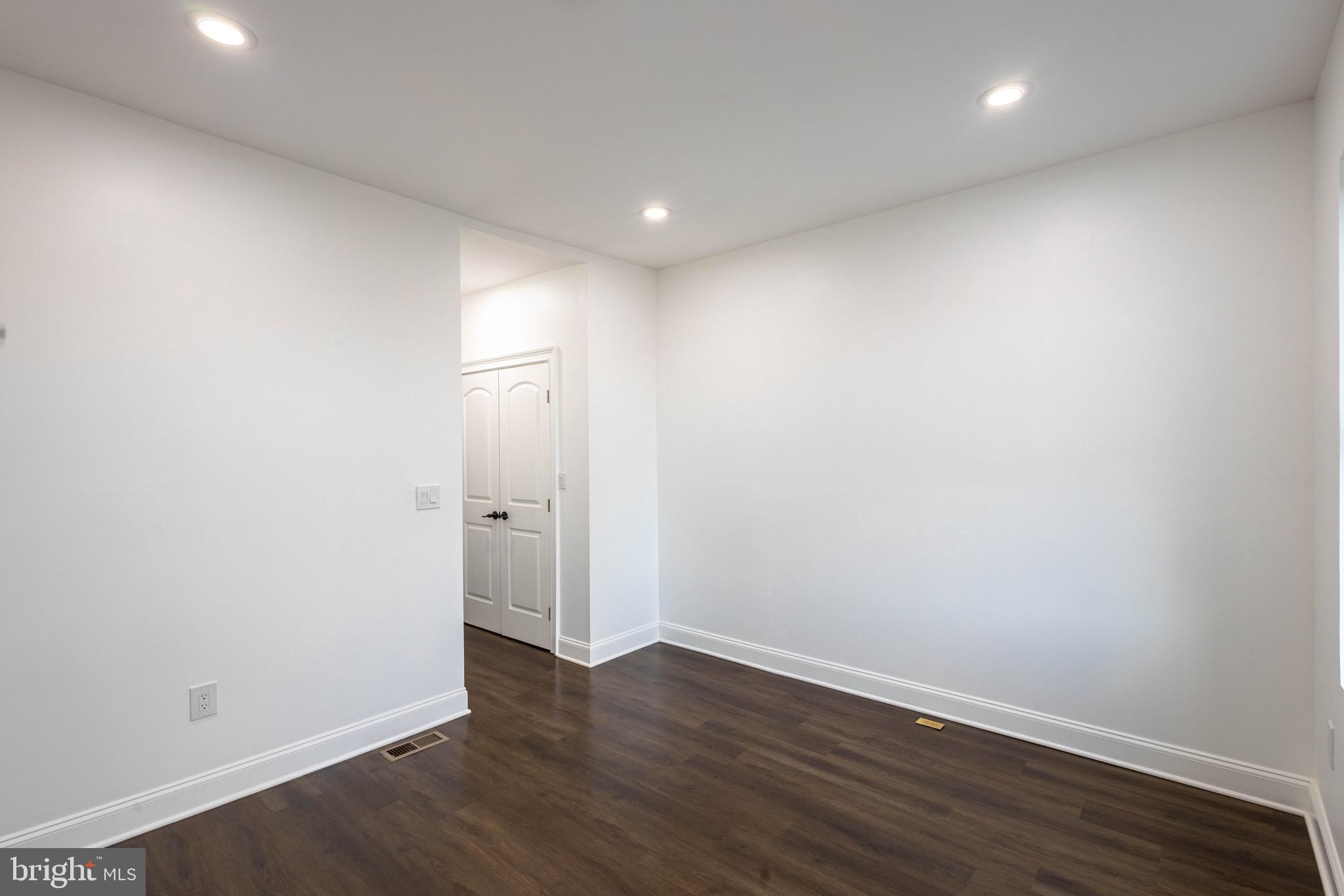 ELLWOOD PARK - Residential Lease