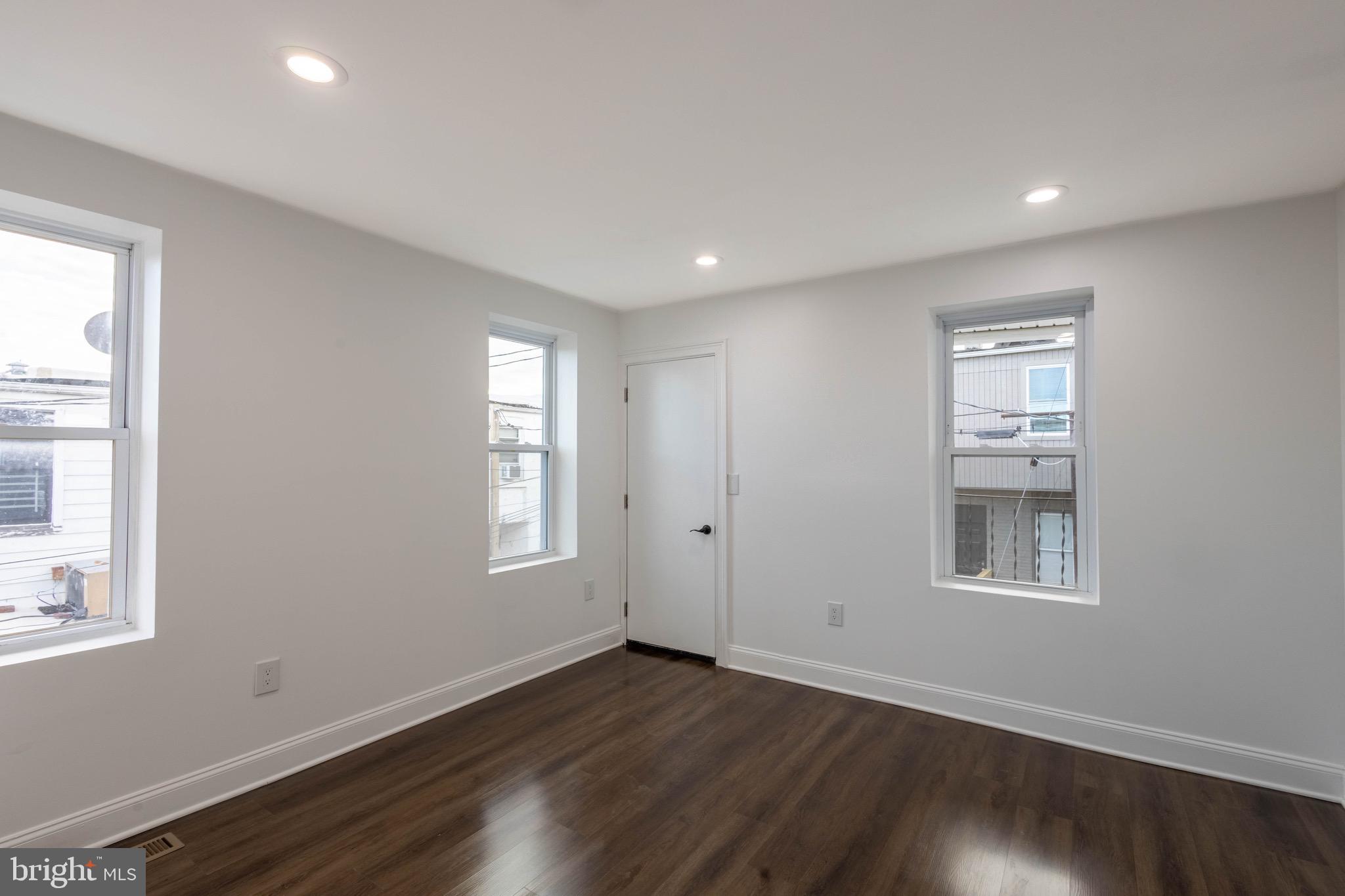 ELLWOOD PARK - Residential Lease