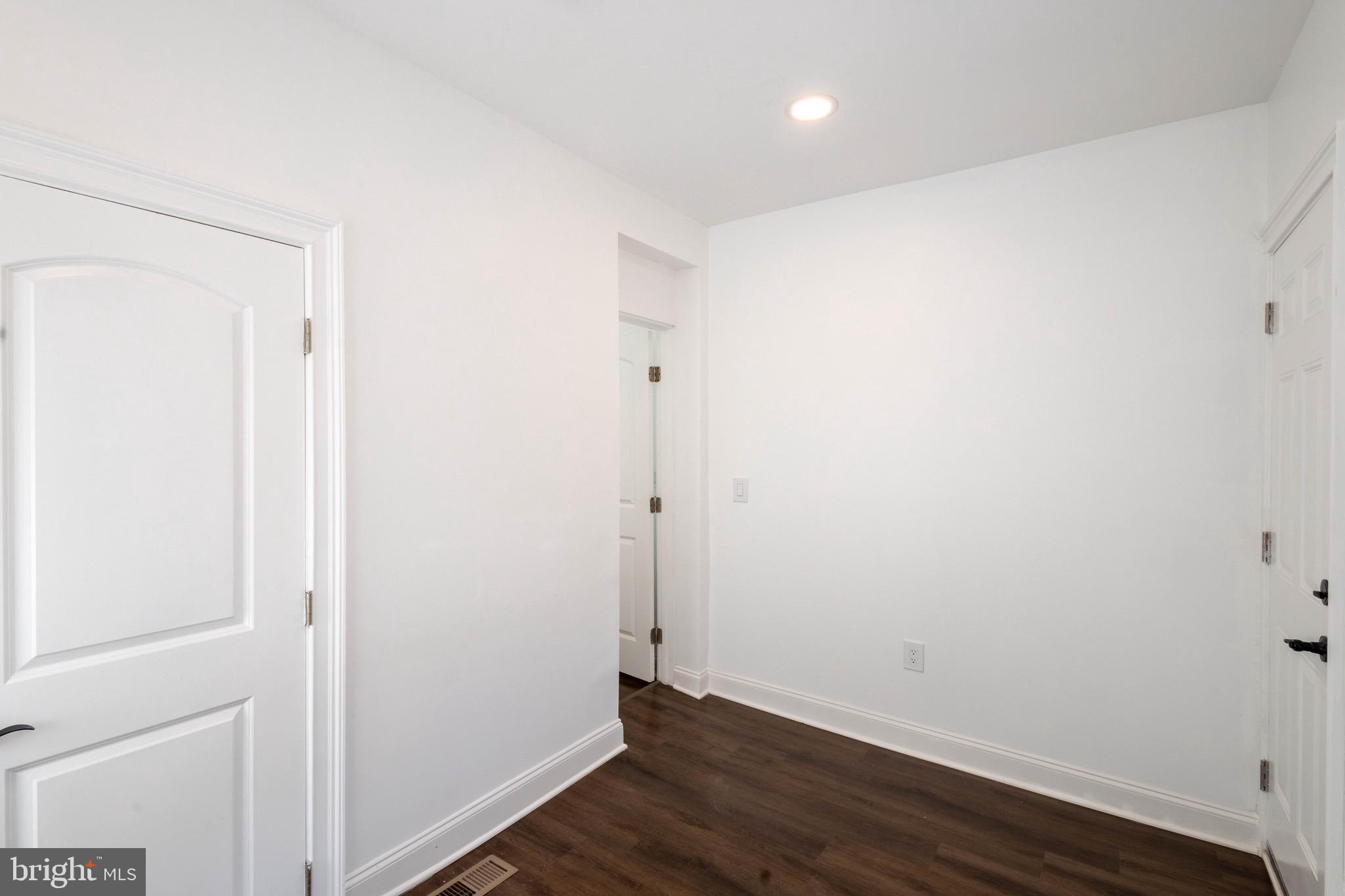 ELLWOOD PARK - Residential Lease