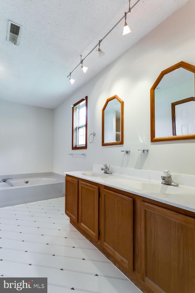 GOLDEN BEACH - Residential