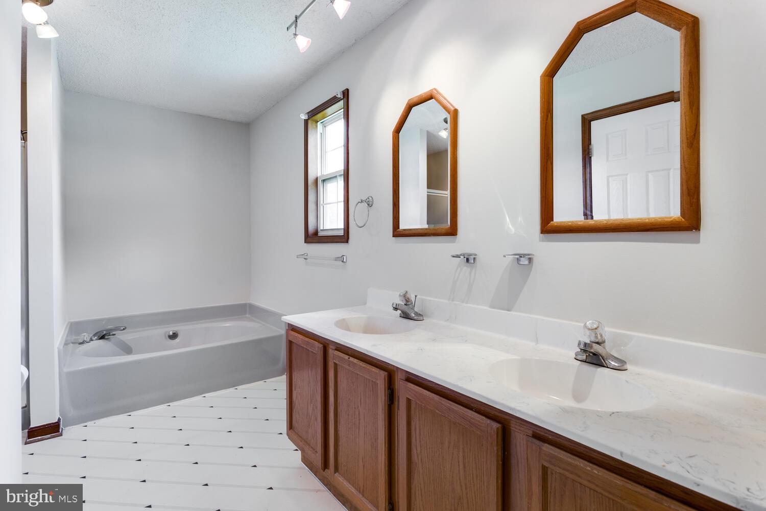 GOLDEN BEACH - Residential