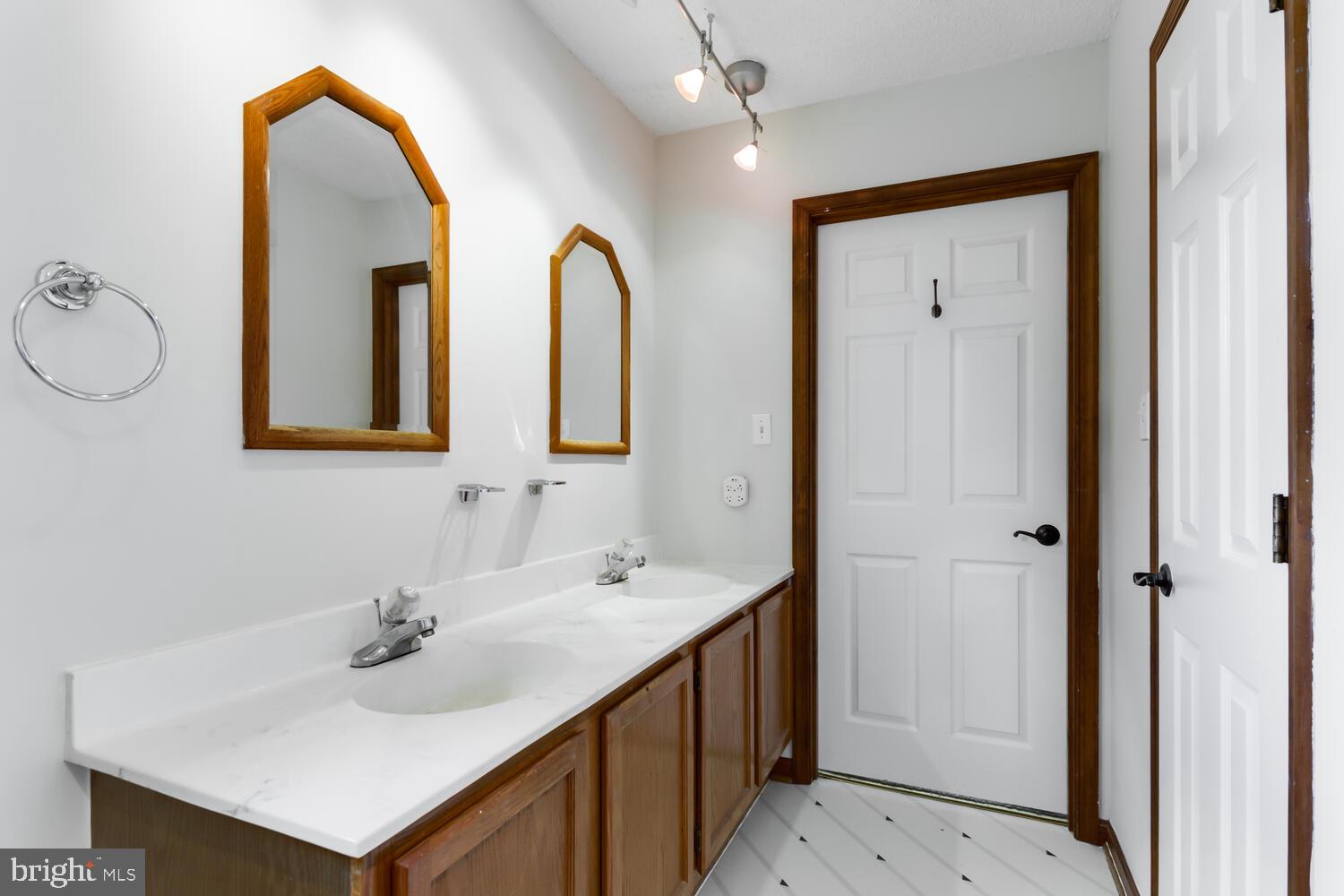 GOLDEN BEACH - Residential