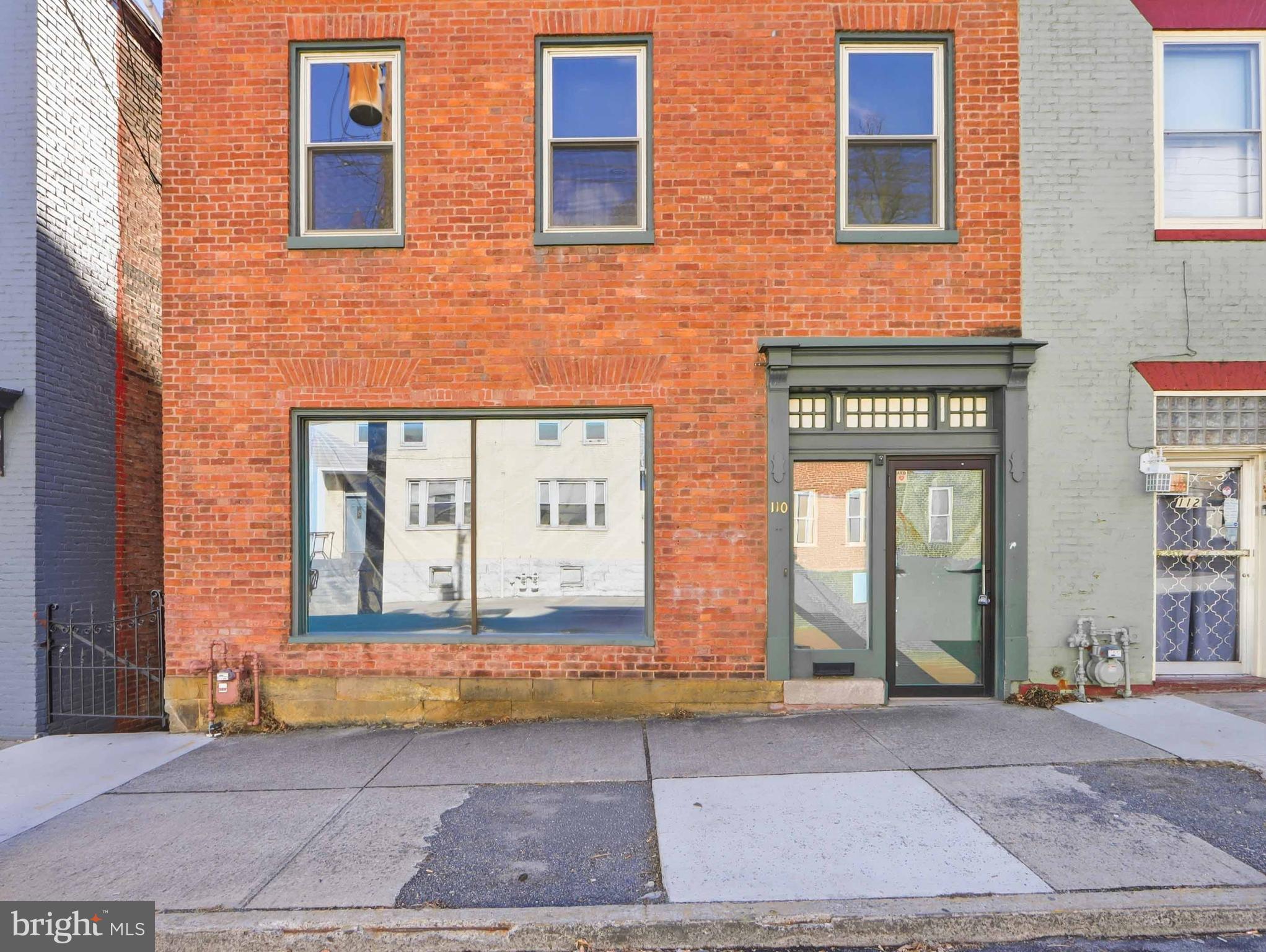 Main image without alt text