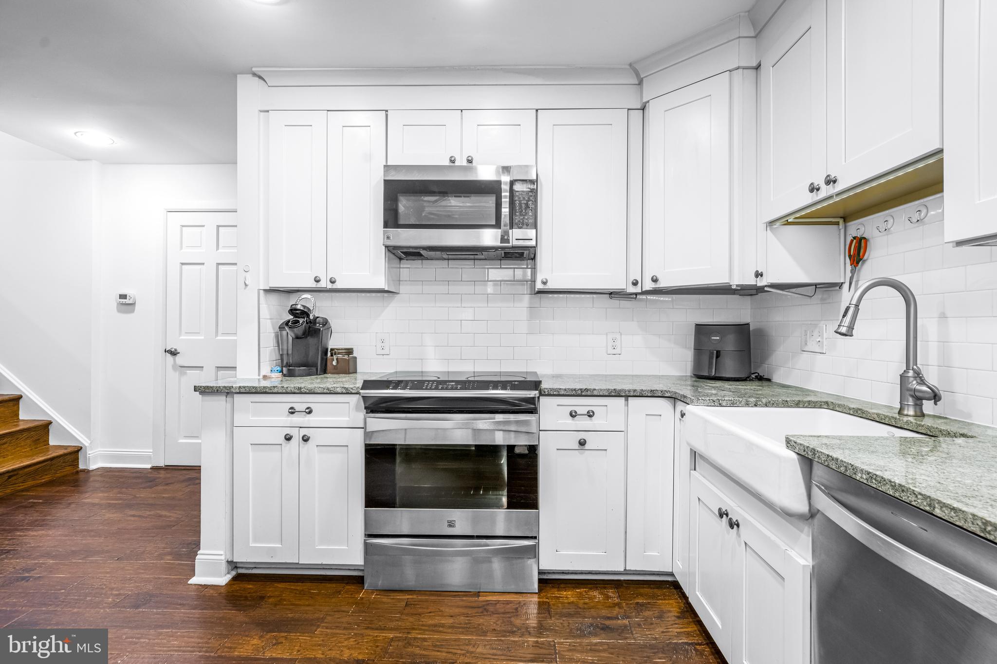 QUEEN VILLAGE - Residential