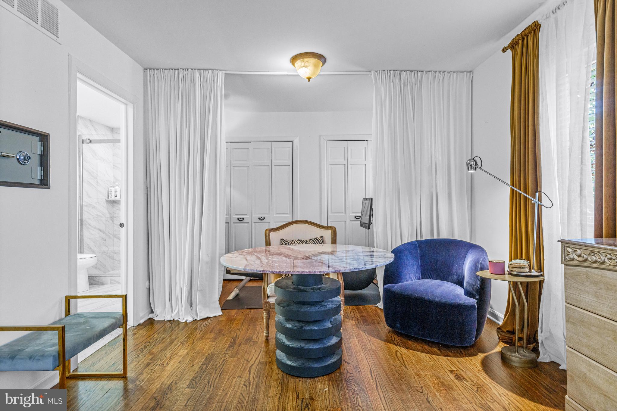 QUEEN VILLAGE - Residential