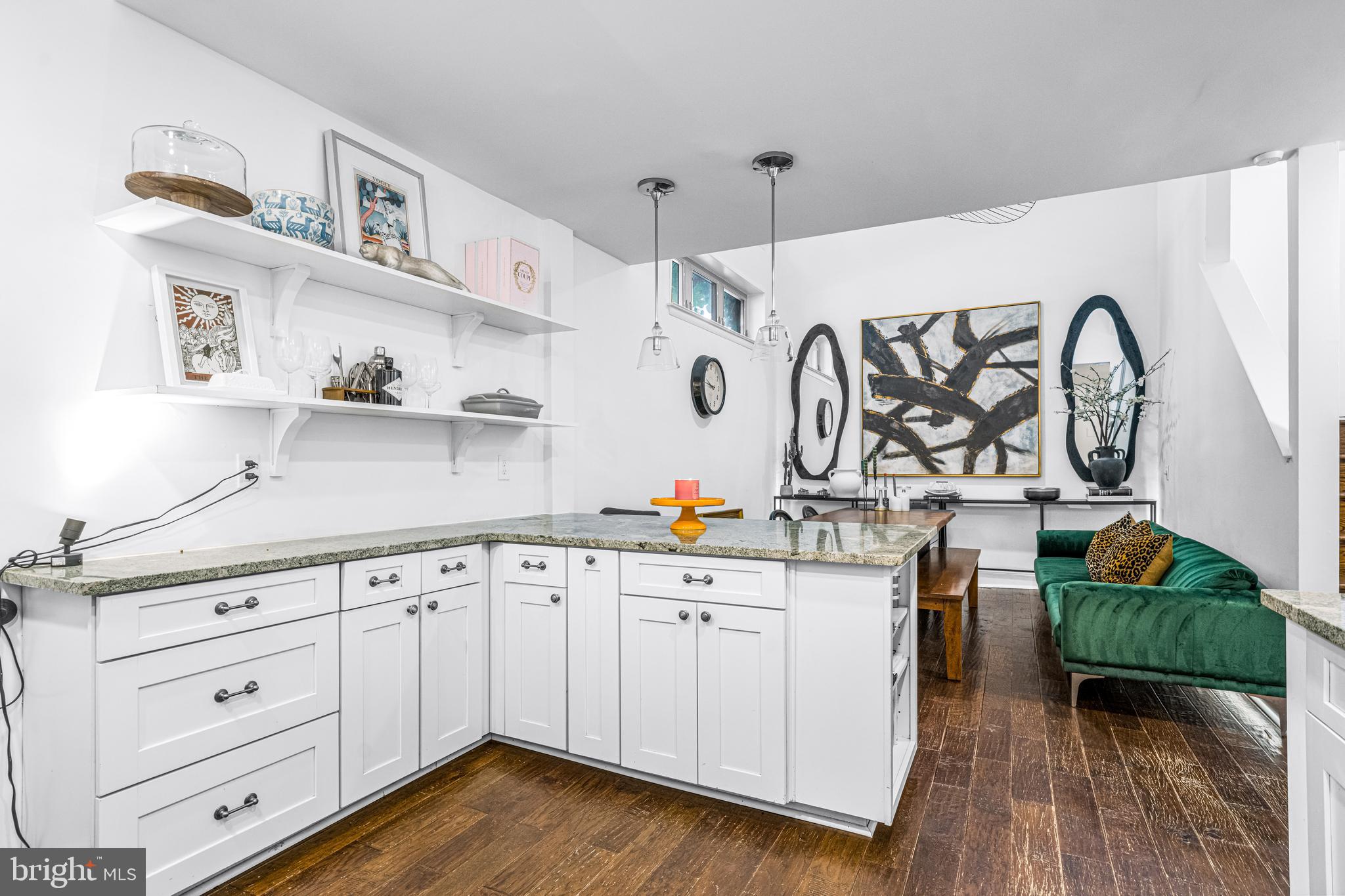 QUEEN VILLAGE - Residential