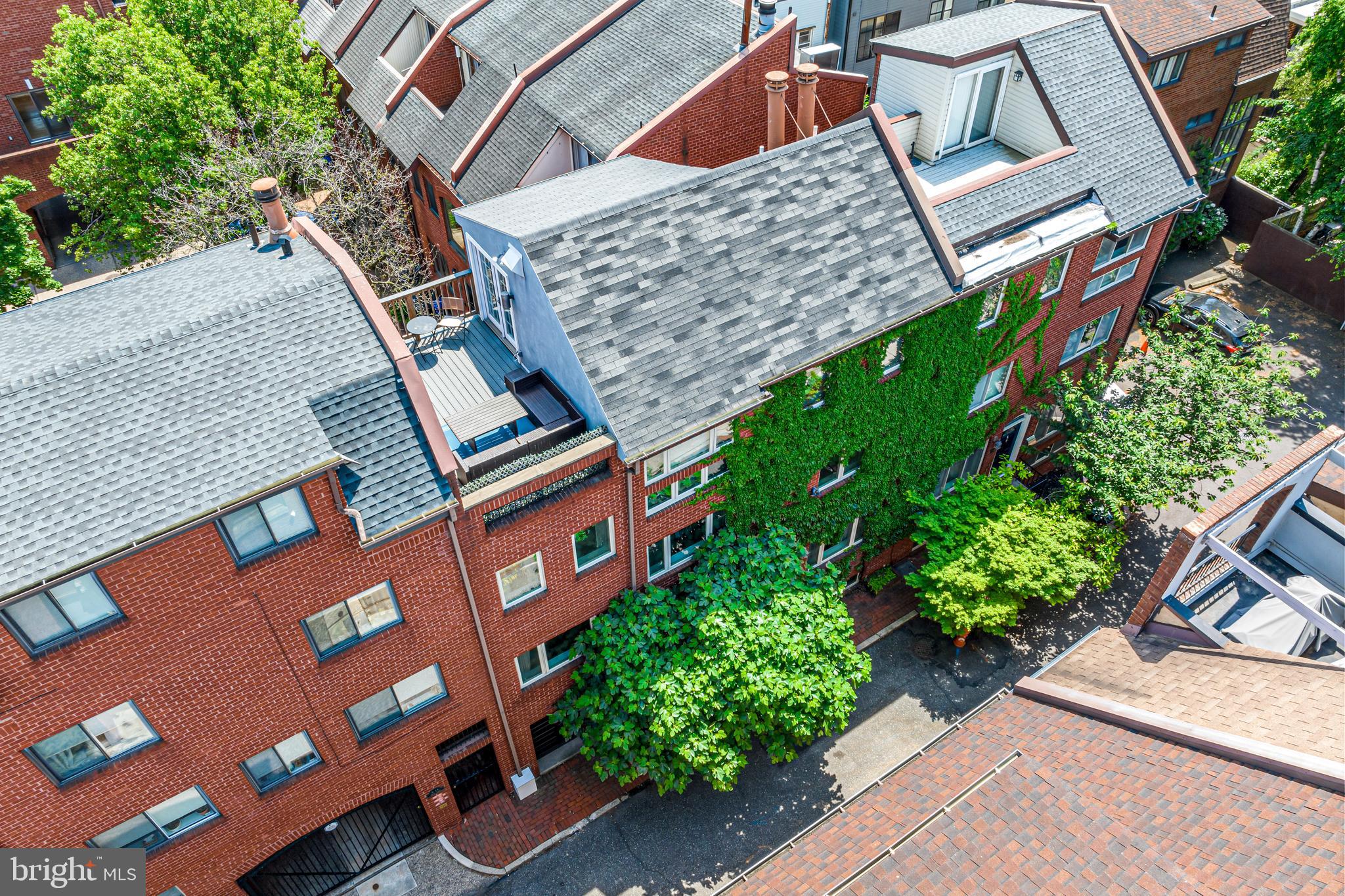 QUEEN VILLAGE - Residential