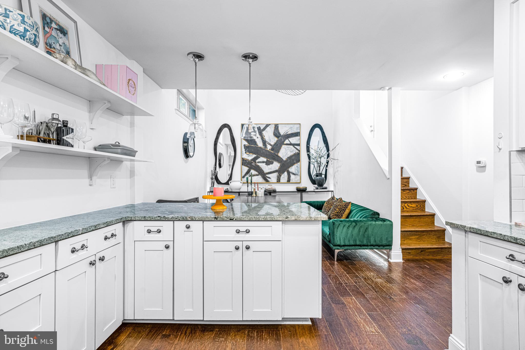 QUEEN VILLAGE - Residential