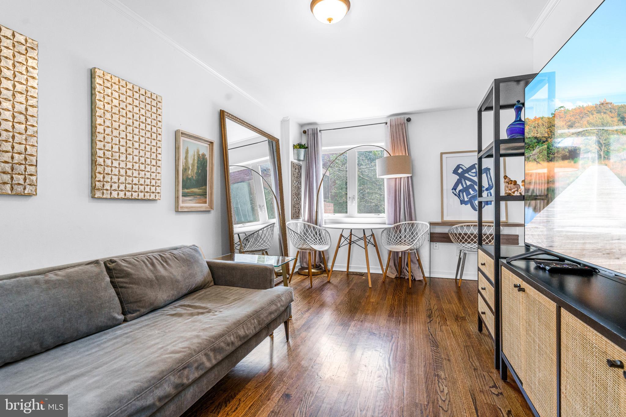 QUEEN VILLAGE - Residential