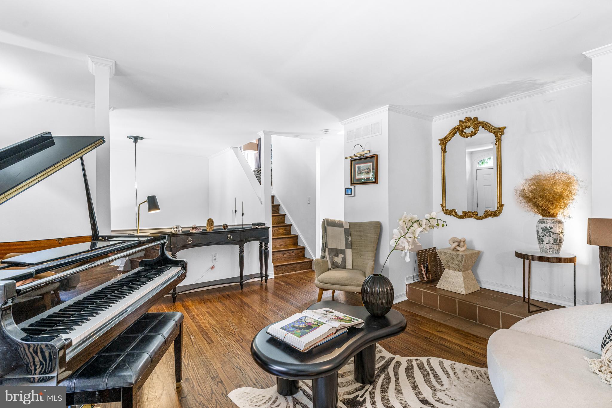 QUEEN VILLAGE - Residential