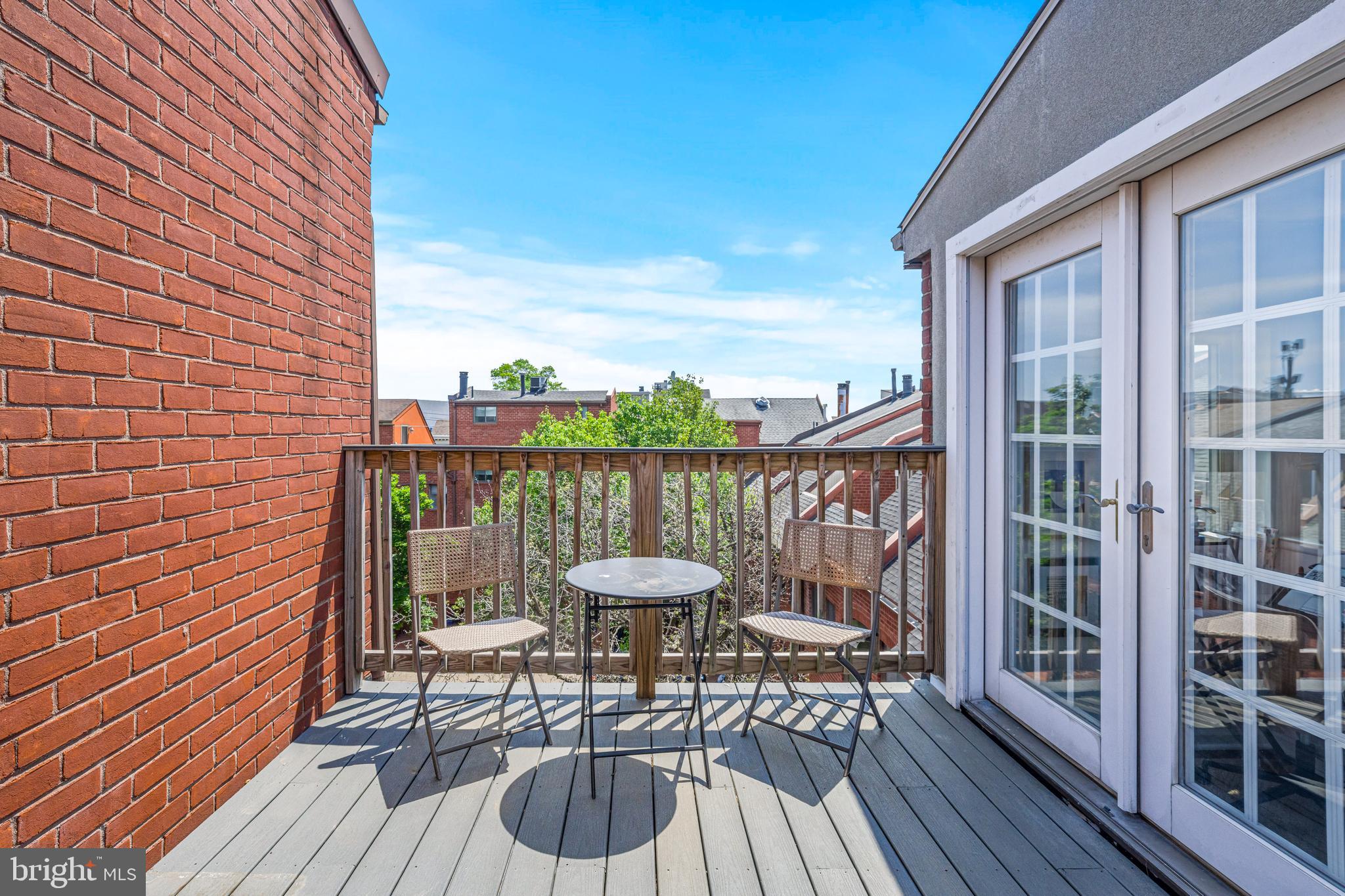 QUEEN VILLAGE - Residential